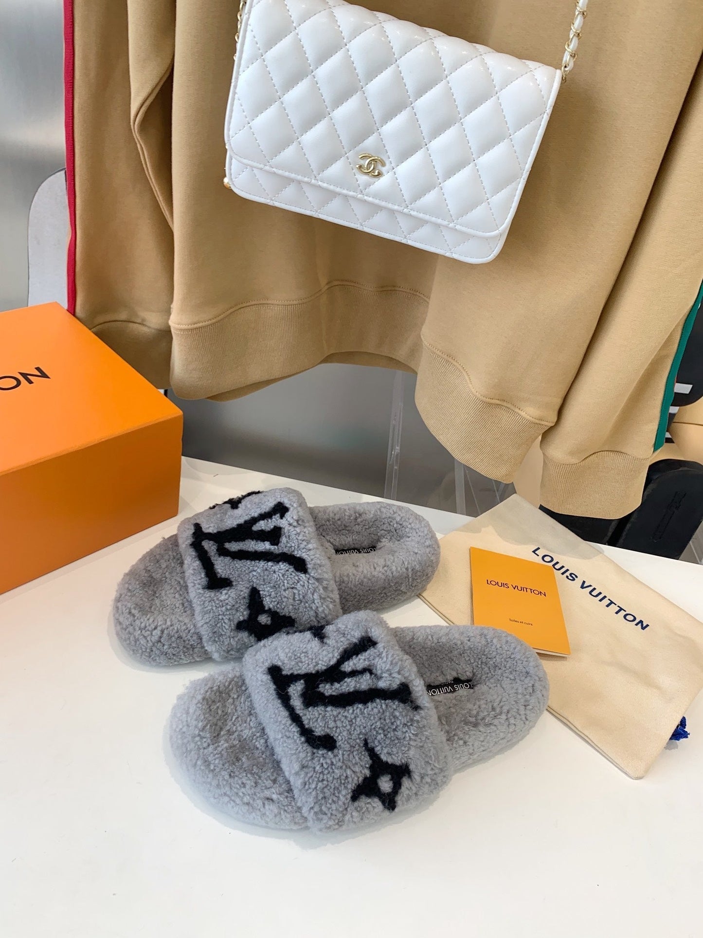 LV WOMEN'S PASEO FLAT SLIPPER IN GREY FLEECE WITH BLACK LOGO - 35