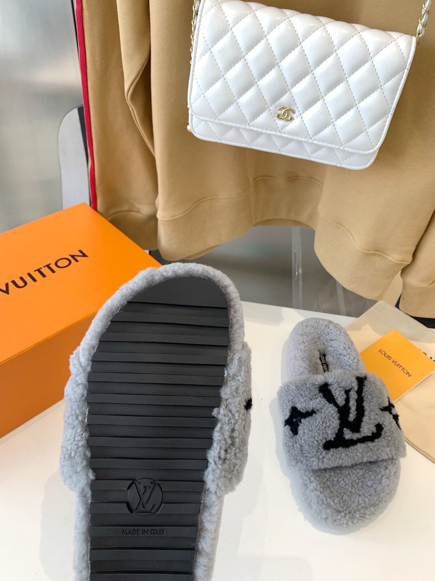 LV WOMEN'S PASEO FLAT SLIPPER IN GREY FLEECE WITH BLACK LOGO - 35