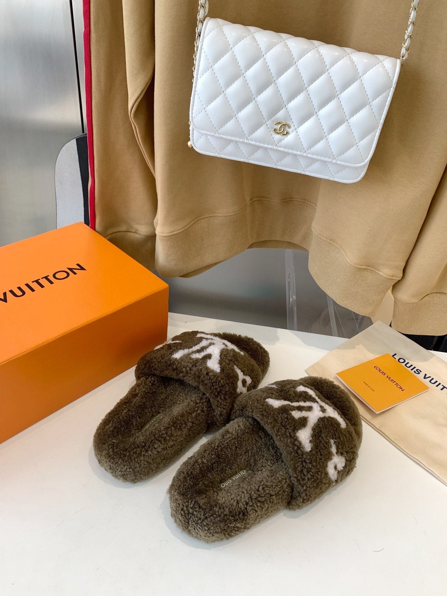 LV WOMEN'S PASEO FLAT SLIPPER IN OLIVE GREEN FLEECE WITH WHITE LOGO - 35