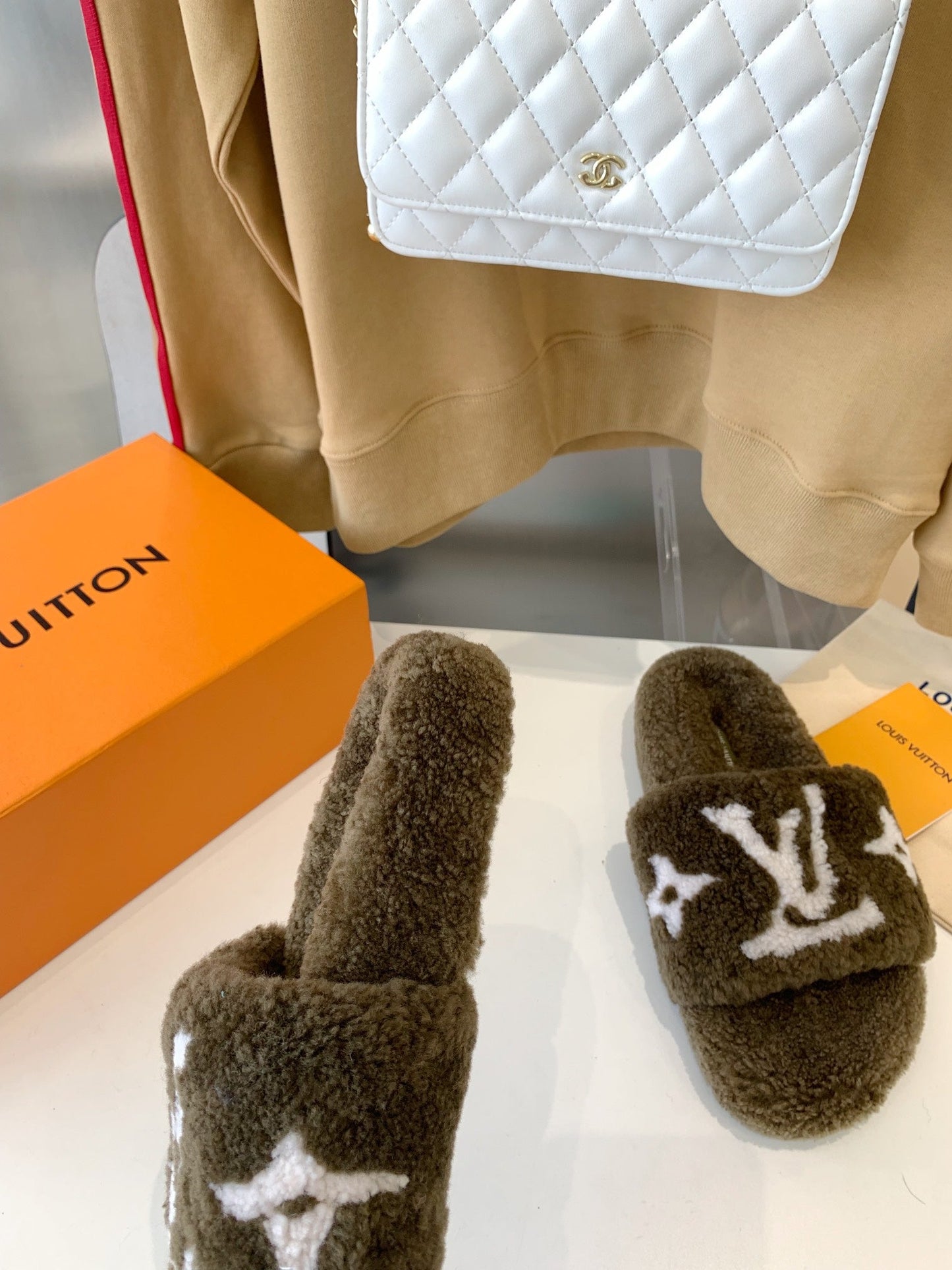 LV WOMEN'S PASEO FLAT SLIPPER IN OLIVE GREEN FLEECE WITH WHITE LOGO - 35