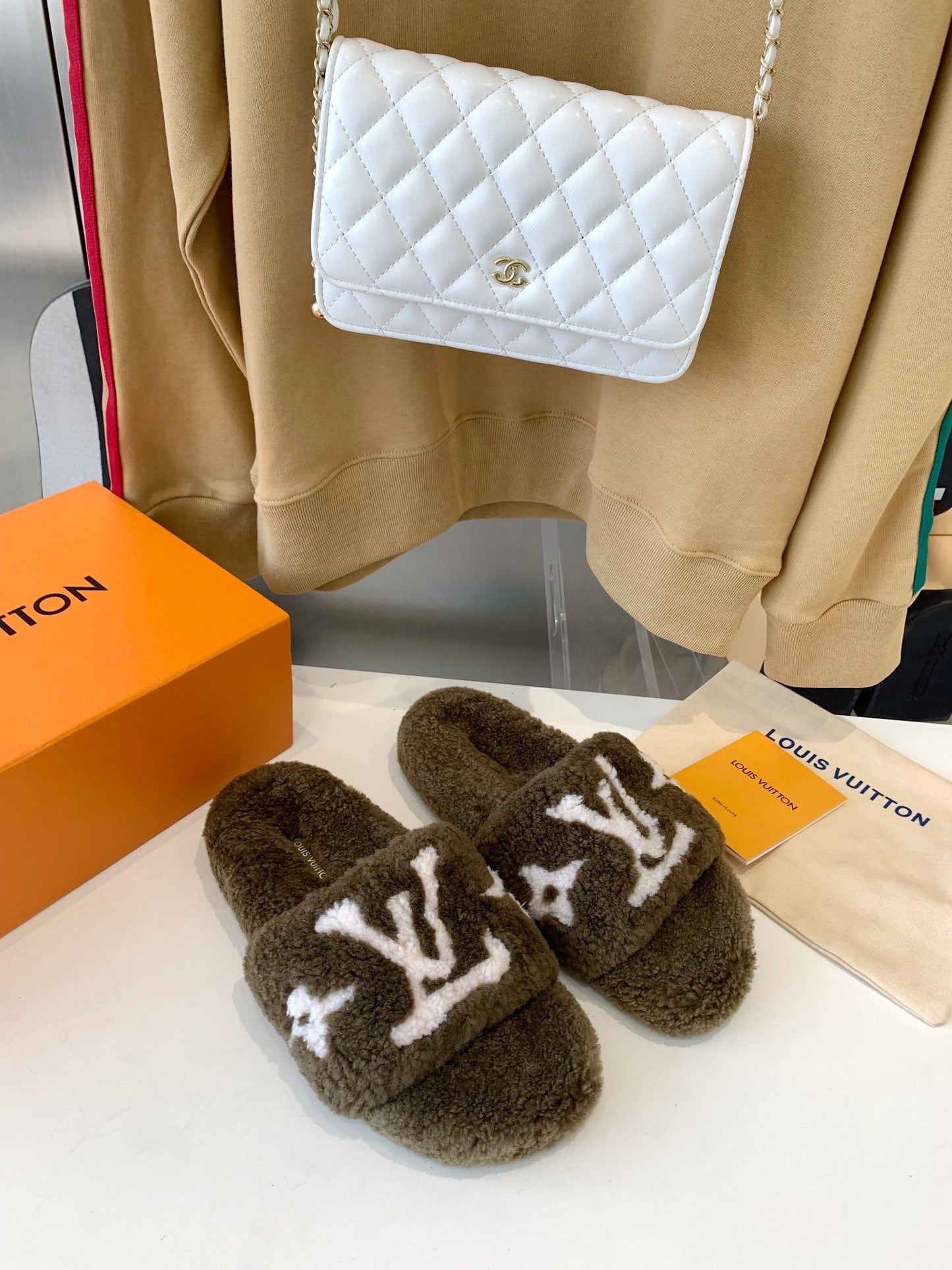 LV WOMEN'S PASEO FLAT SLIPPER IN OLIVE GREEN FLEECE WITH WHITE LOGO - 35