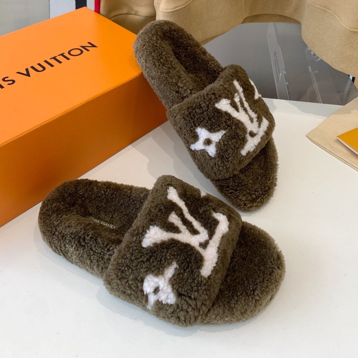 LV WOMEN'S PASEO FLAT SLIPPER IN OLIVE GREEN FLEECE WITH WHITE LOGO - 35