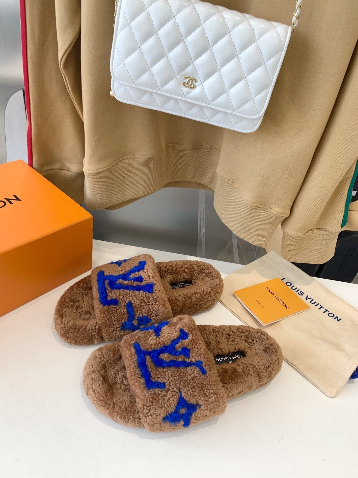 LV WOMEN'S PASEO FLAT SLIPPER IN BROWN FLEECE WITH BLUE LOGO - 35