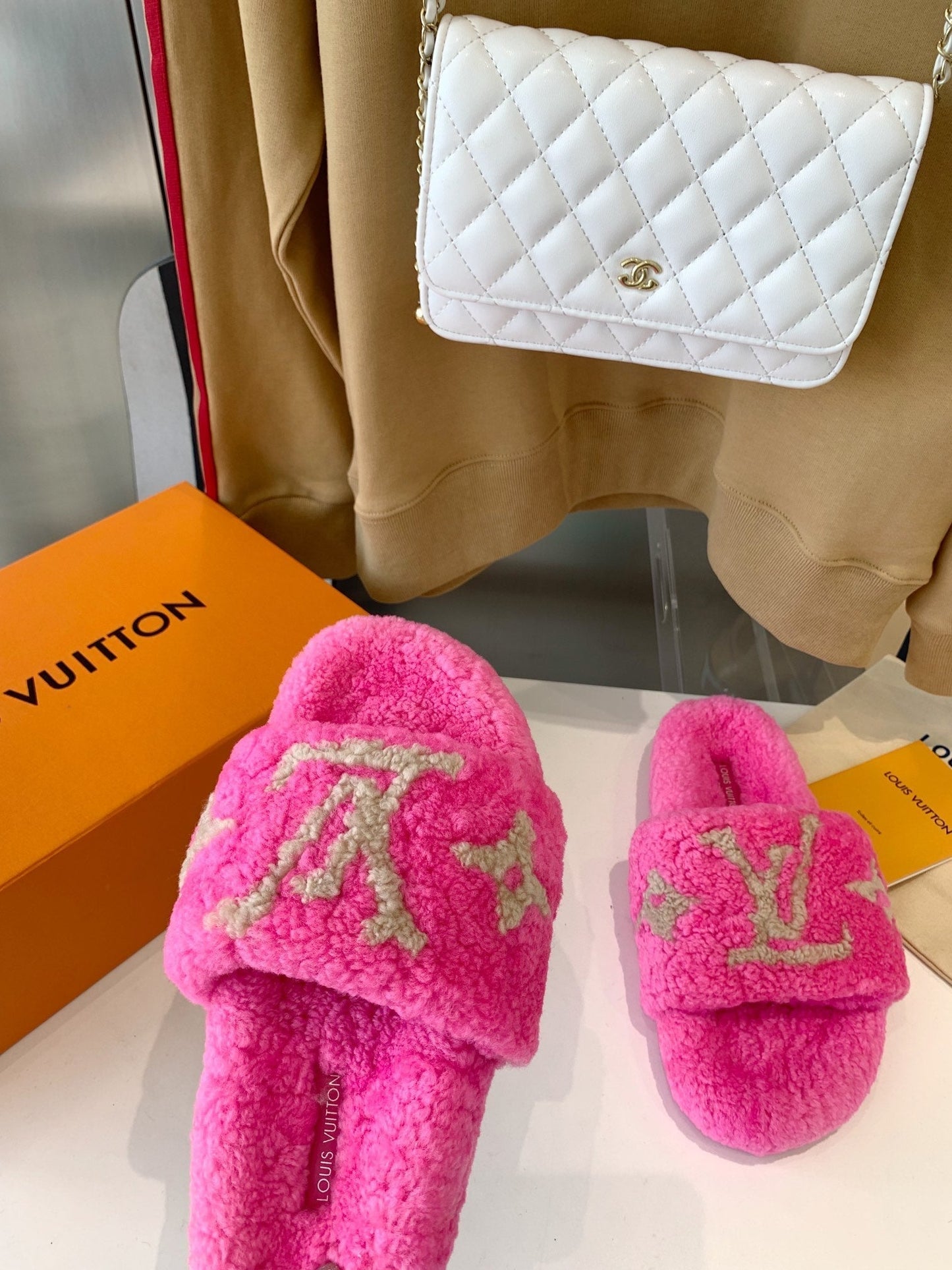 LV WOMEN'S PASEO FLAT SLIPPER IN BRIGHT PINK FLEECE WITH TAN BROWN LOGO - 35