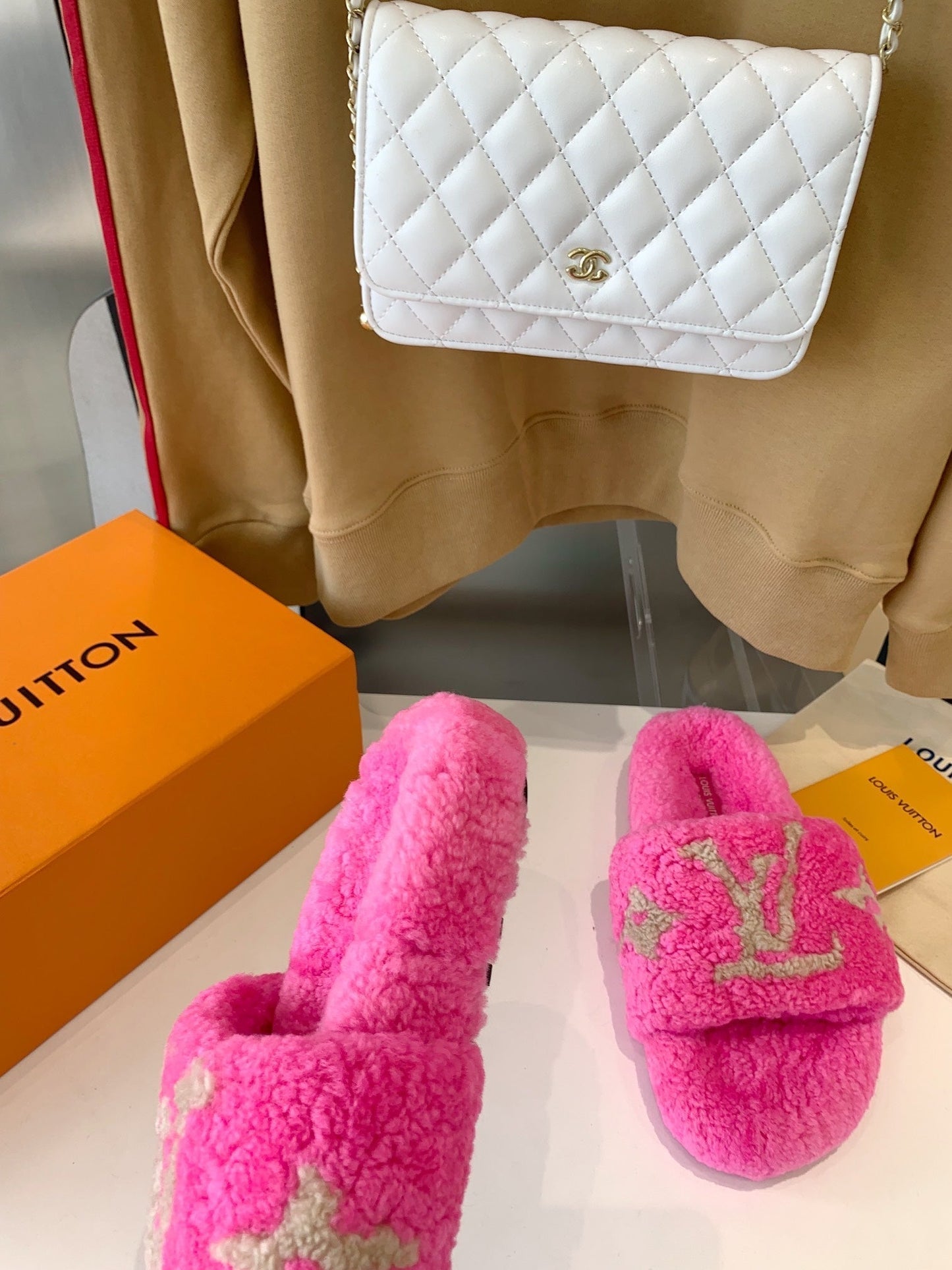 LV WOMEN'S PASEO FLAT SLIPPER IN BRIGHT PINK FLEECE WITH TAN BROWN LOGO - 35
