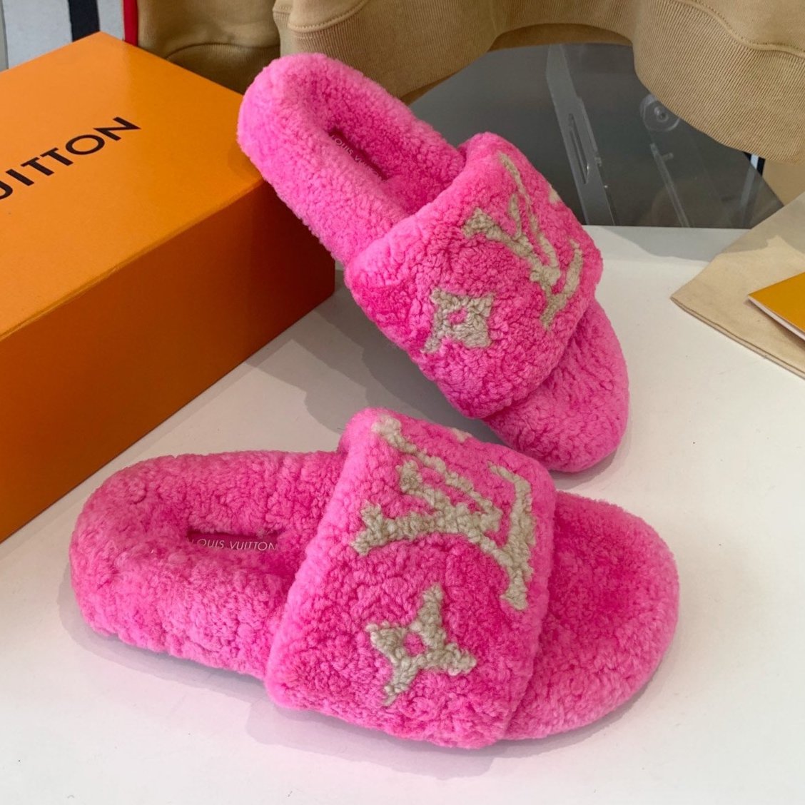 LV WOMEN'S PASEO FLAT SLIPPER IN BRIGHT PINK FLEECE WITH TAN BROWN LOGO - 35