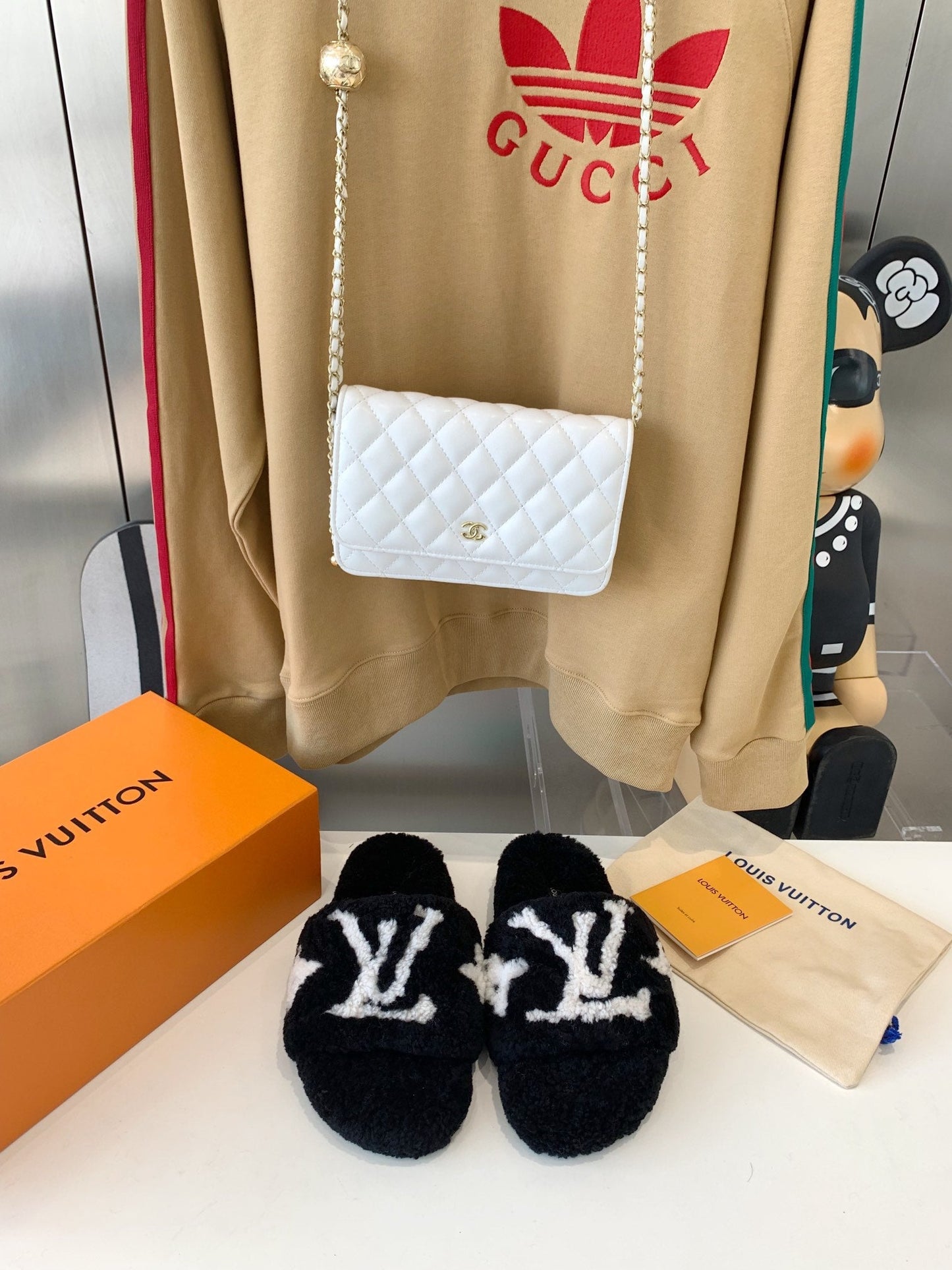 LV WOMEN'S PASEO FLAT SLIPPER IN BLACK FLEECE WITH WHITE LOGO - 35