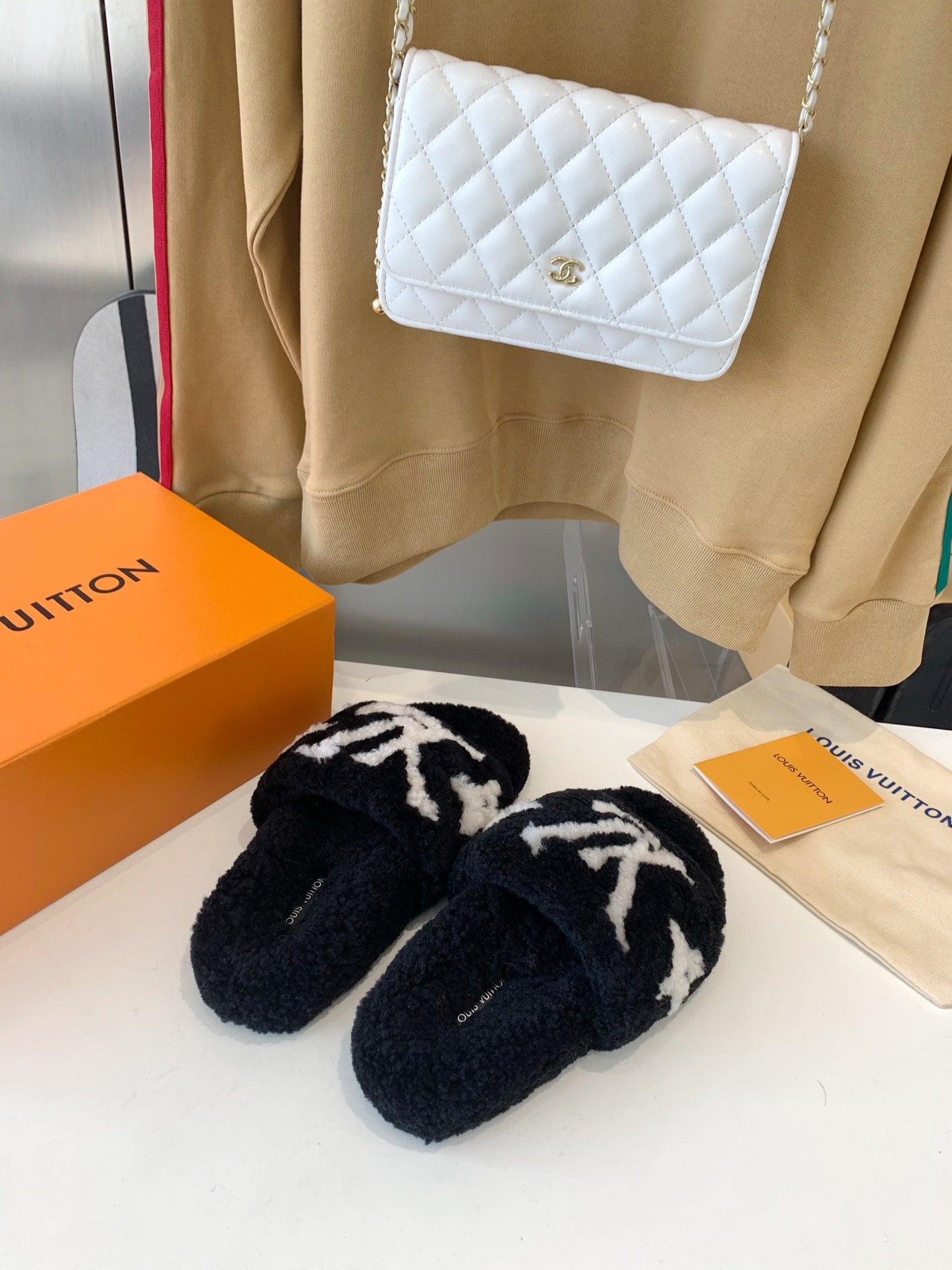 LV WOMEN'S PASEO FLAT SLIPPER IN BLACK FLEECE WITH WHITE LOGO - 35