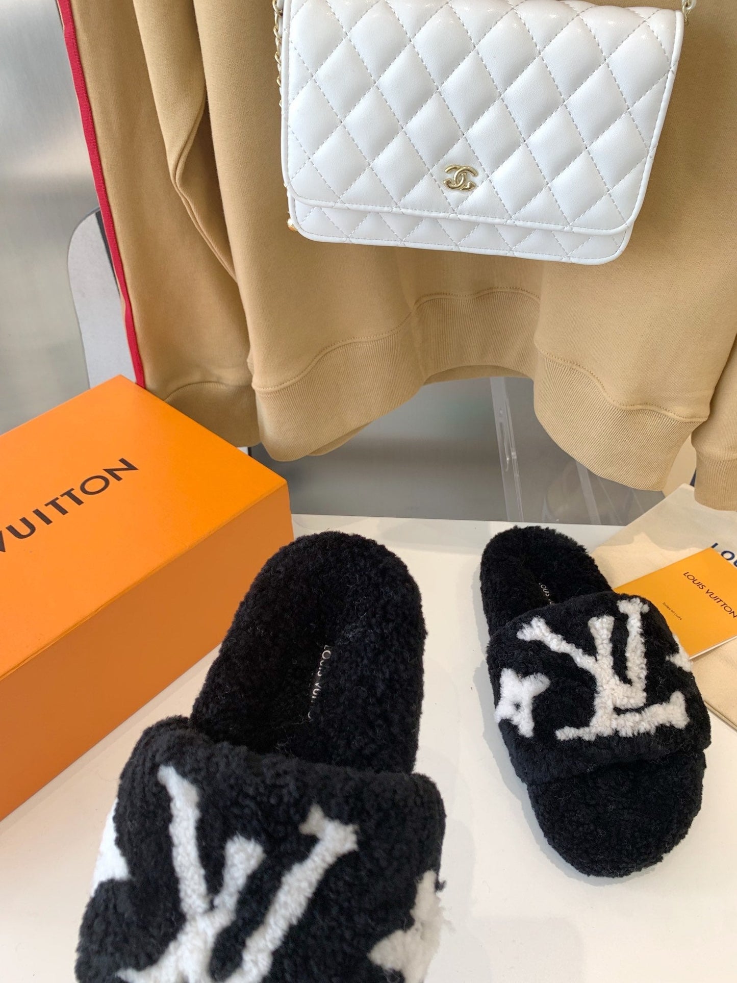 LV WOMEN'S PASEO FLAT SLIPPER IN BLACK FLEECE WITH WHITE LOGO - 35