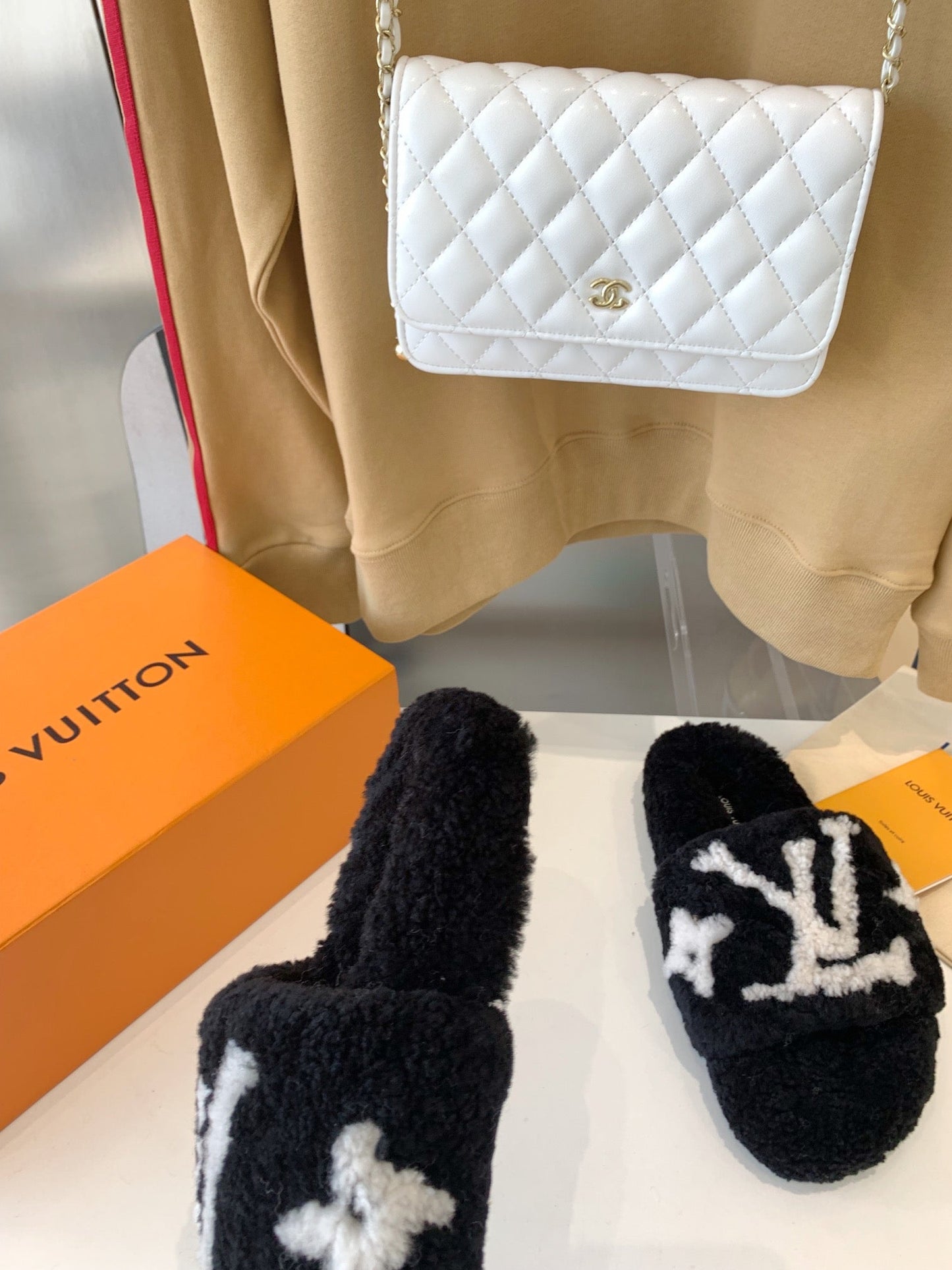 LV WOMEN'S PASEO FLAT SLIPPER IN BLACK FLEECE WITH WHITE LOGO - 35