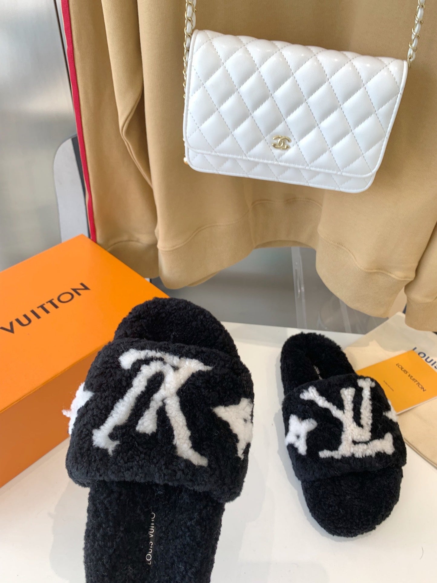 LV WOMEN'S PASEO FLAT SLIPPER IN BLACK FLEECE WITH WHITE LOGO - 35