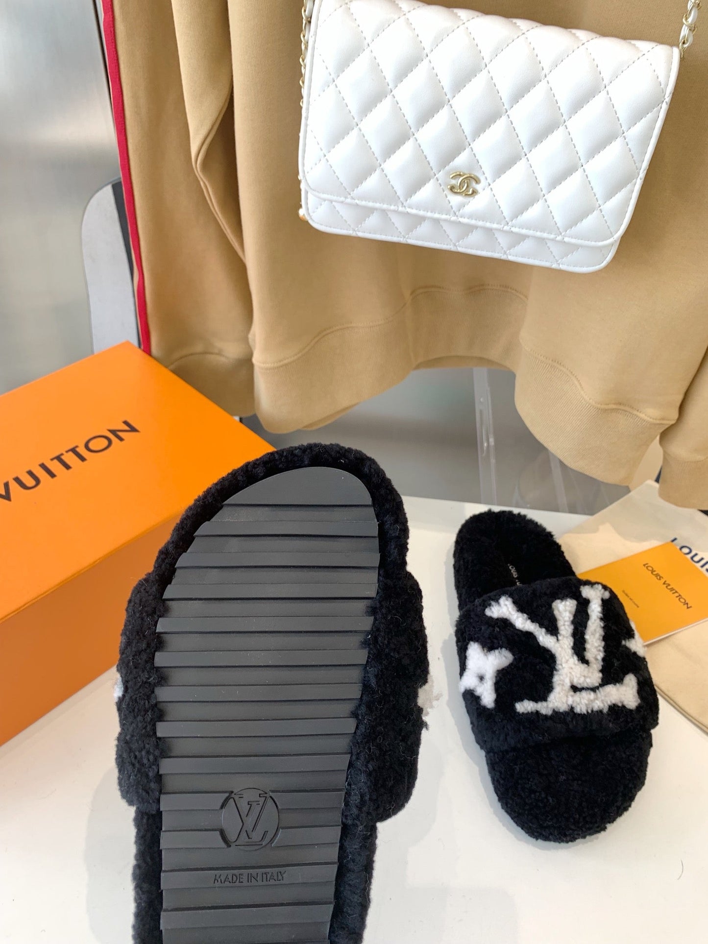 LV WOMEN'S PASEO FLAT SLIPPER IN BLACK FLEECE WITH WHITE LOGO - 35
