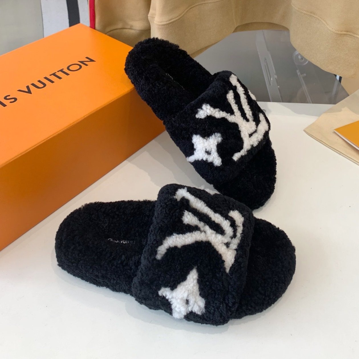 LV WOMEN'S PASEO FLAT SLIPPER IN BLACK FLEECE WITH WHITE LOGO - 35