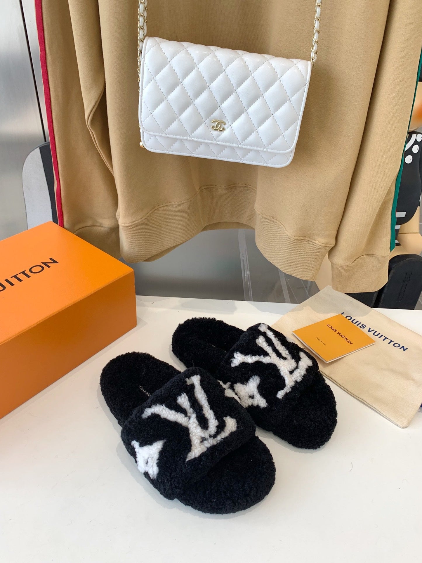 LV WOMEN'S PASEO FLAT SLIPPER IN BLACK FLEECE WITH WHITE LOGO - 35