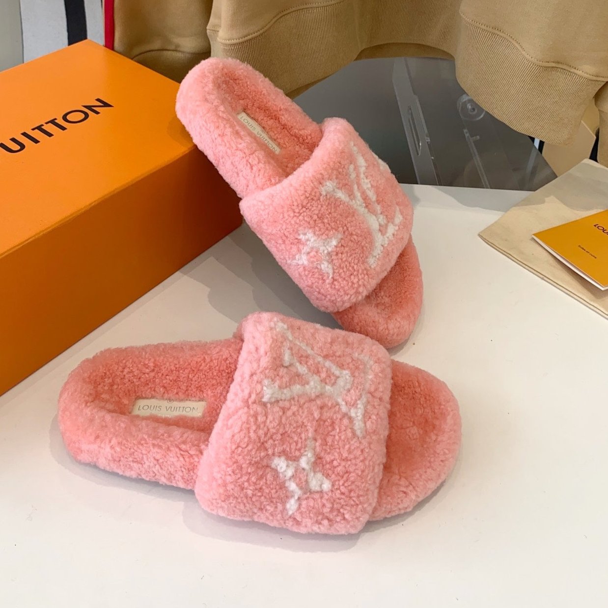 LV WOMEN'S PASEO FLAT SLIPPER IN LIGHT PINK FLEECE WITH WHITE LOGO - 35