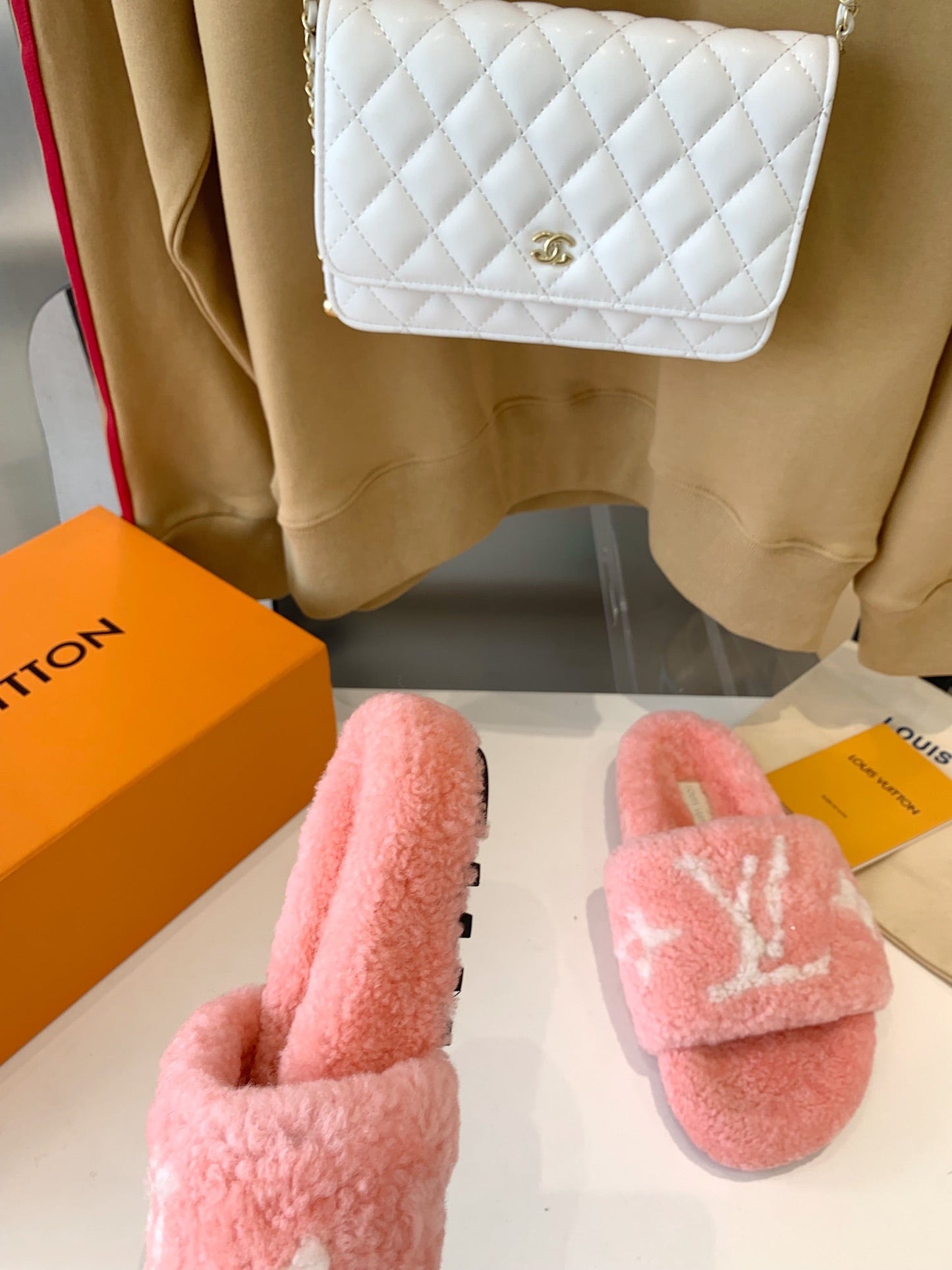 LV WOMEN'S PASEO FLAT SLIPPER IN LIGHT PINK FLEECE WITH WHITE LOGO - 35