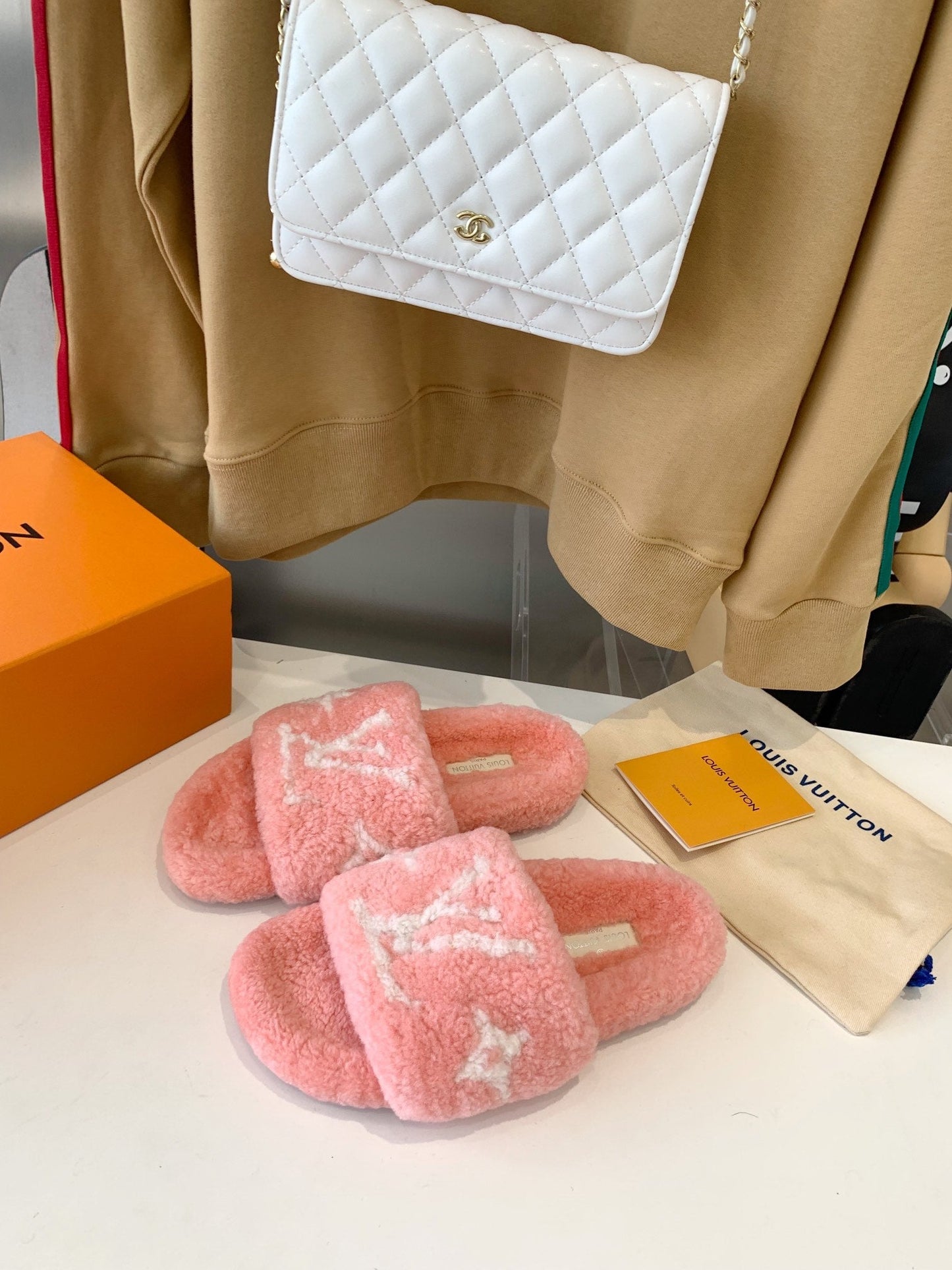 LV WOMEN'S PASEO FLAT SLIPPER IN LIGHT PINK FLEECE WITH WHITE LOGO - 35