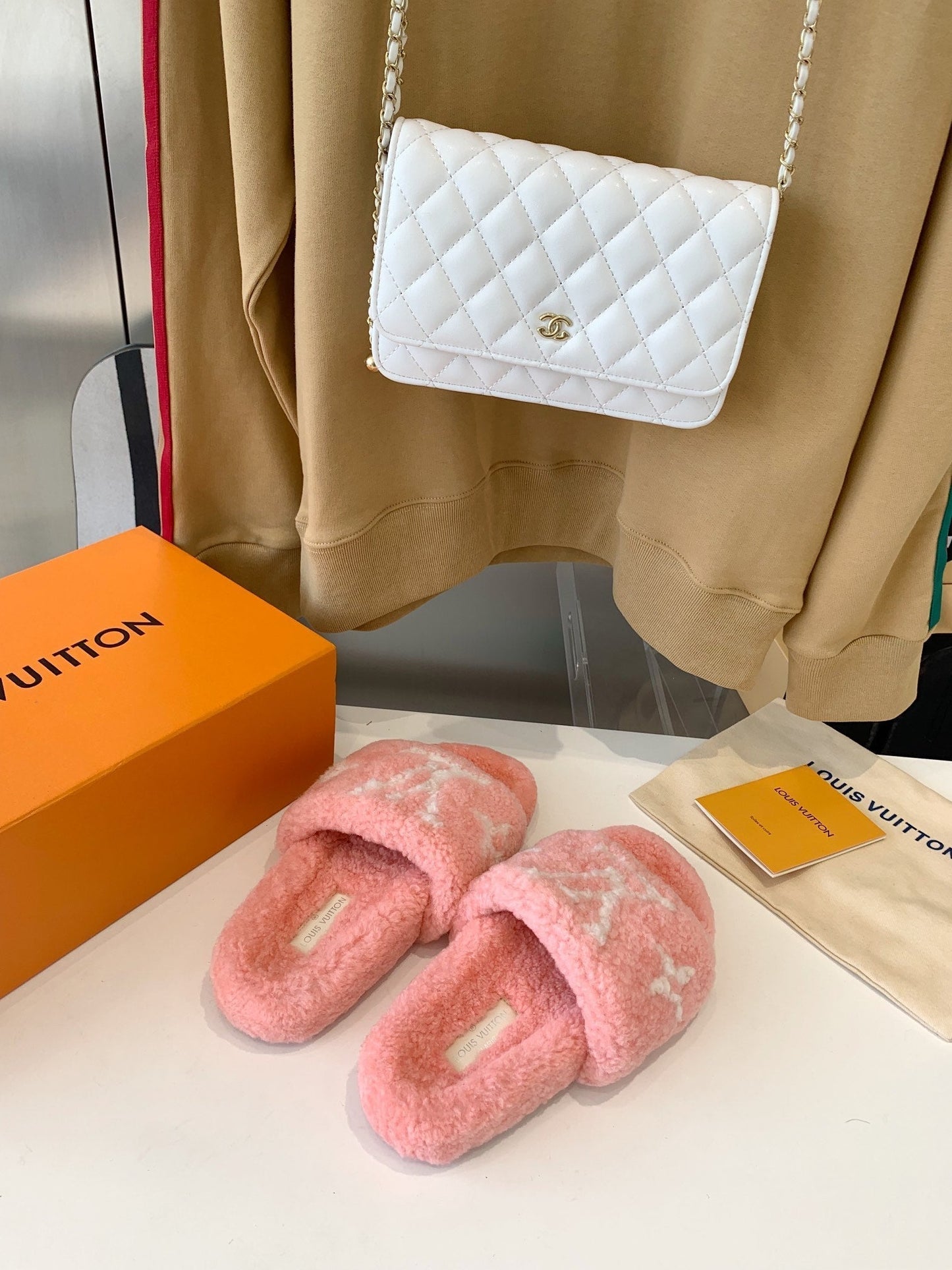 LV WOMEN'S PASEO FLAT SLIPPER IN LIGHT PINK FLEECE WITH WHITE LOGO - 35