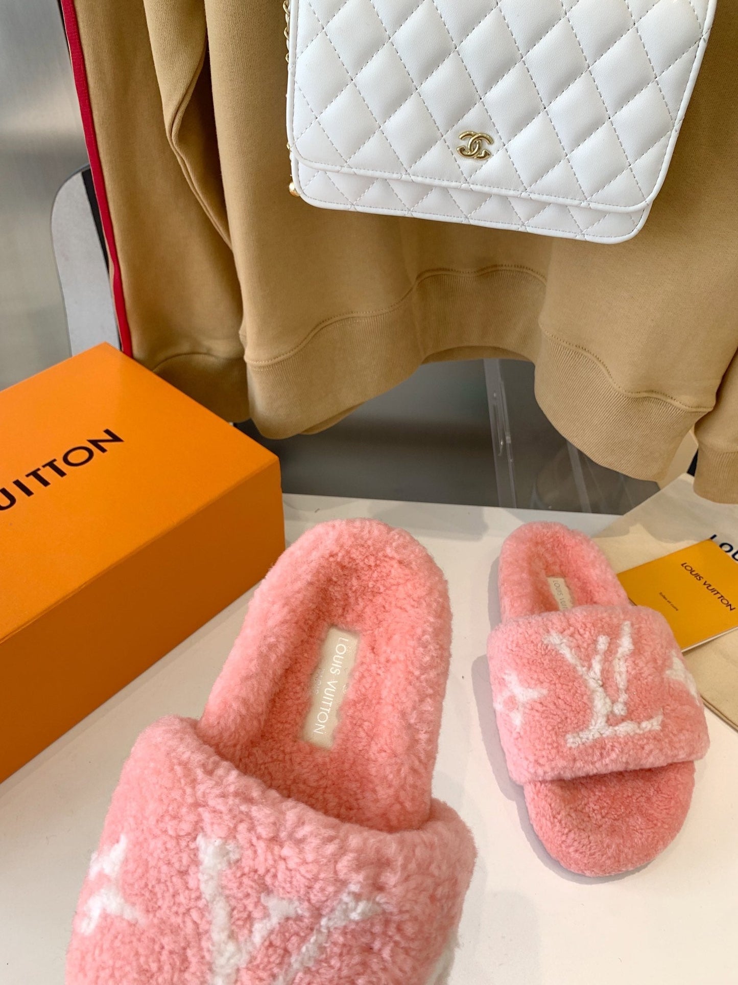 LV WOMEN'S PASEO FLAT SLIPPER IN LIGHT PINK FLEECE WITH WHITE LOGO - 35