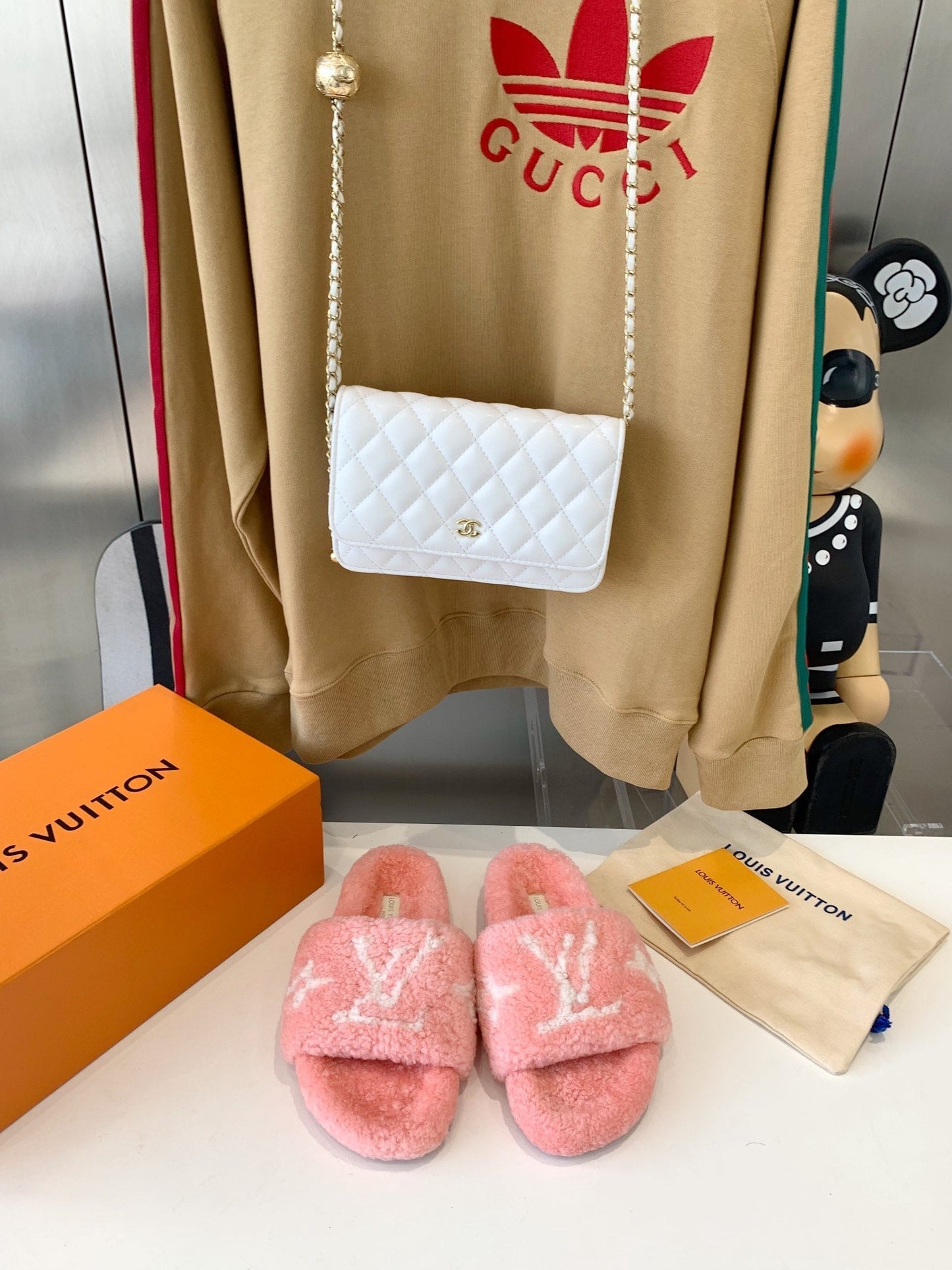 LV WOMEN'S PASEO FLAT SLIPPER IN LIGHT PINK FLEECE WITH WHITE LOGO - 35