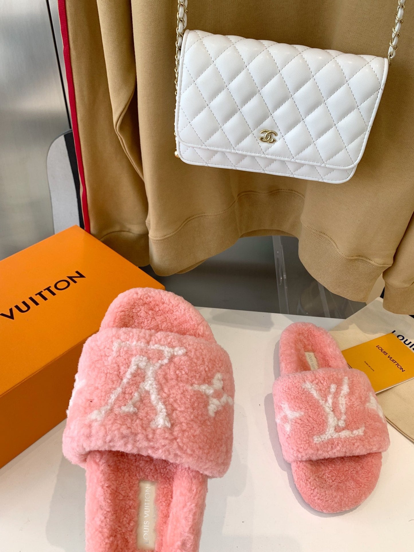 LV WOMEN'S PASEO FLAT SLIPPER IN LIGHT PINK FLEECE WITH WHITE LOGO - 35