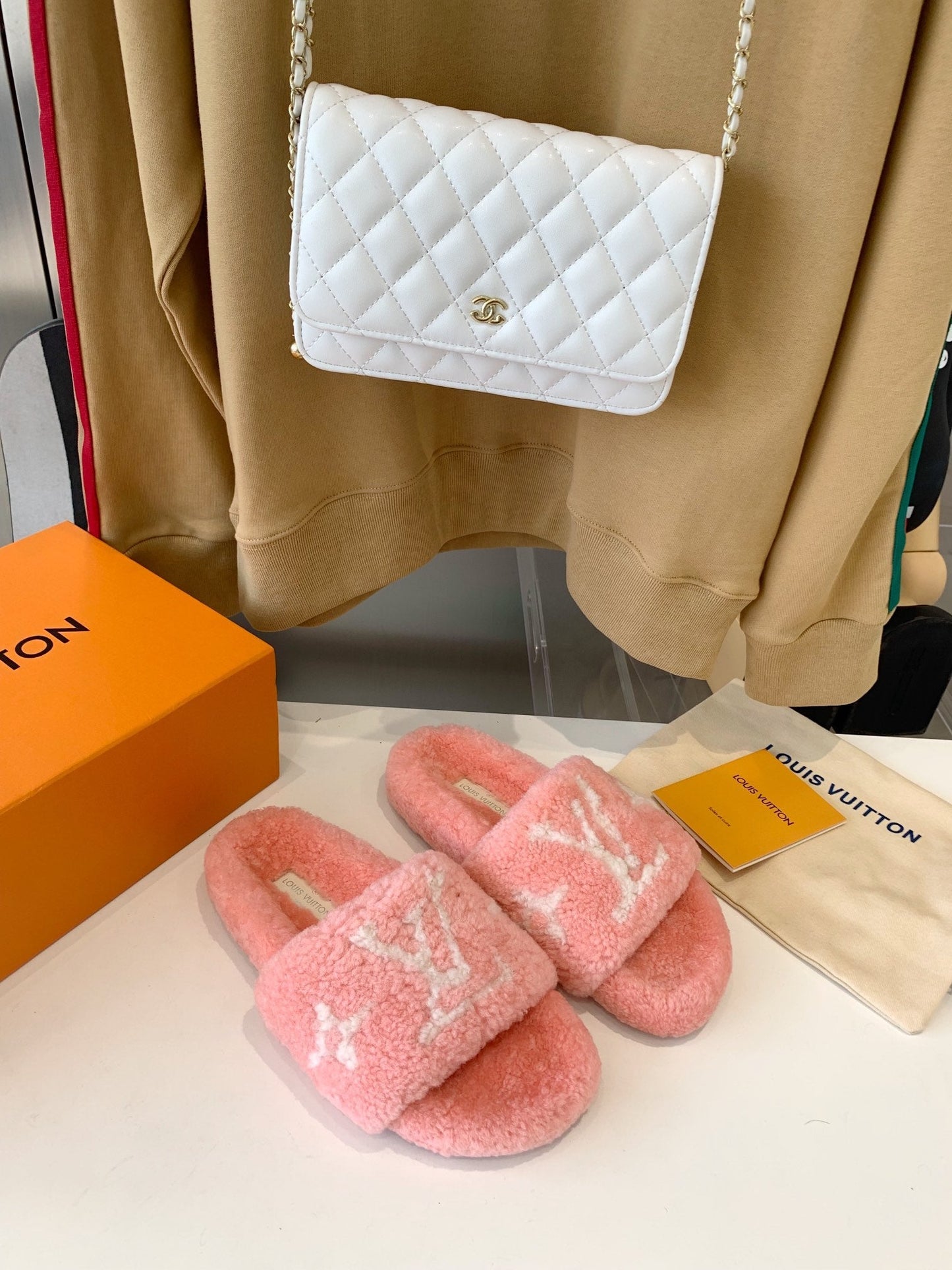LV WOMEN'S PASEO FLAT SLIPPER IN LIGHT PINK FLEECE WITH WHITE LOGO - 35