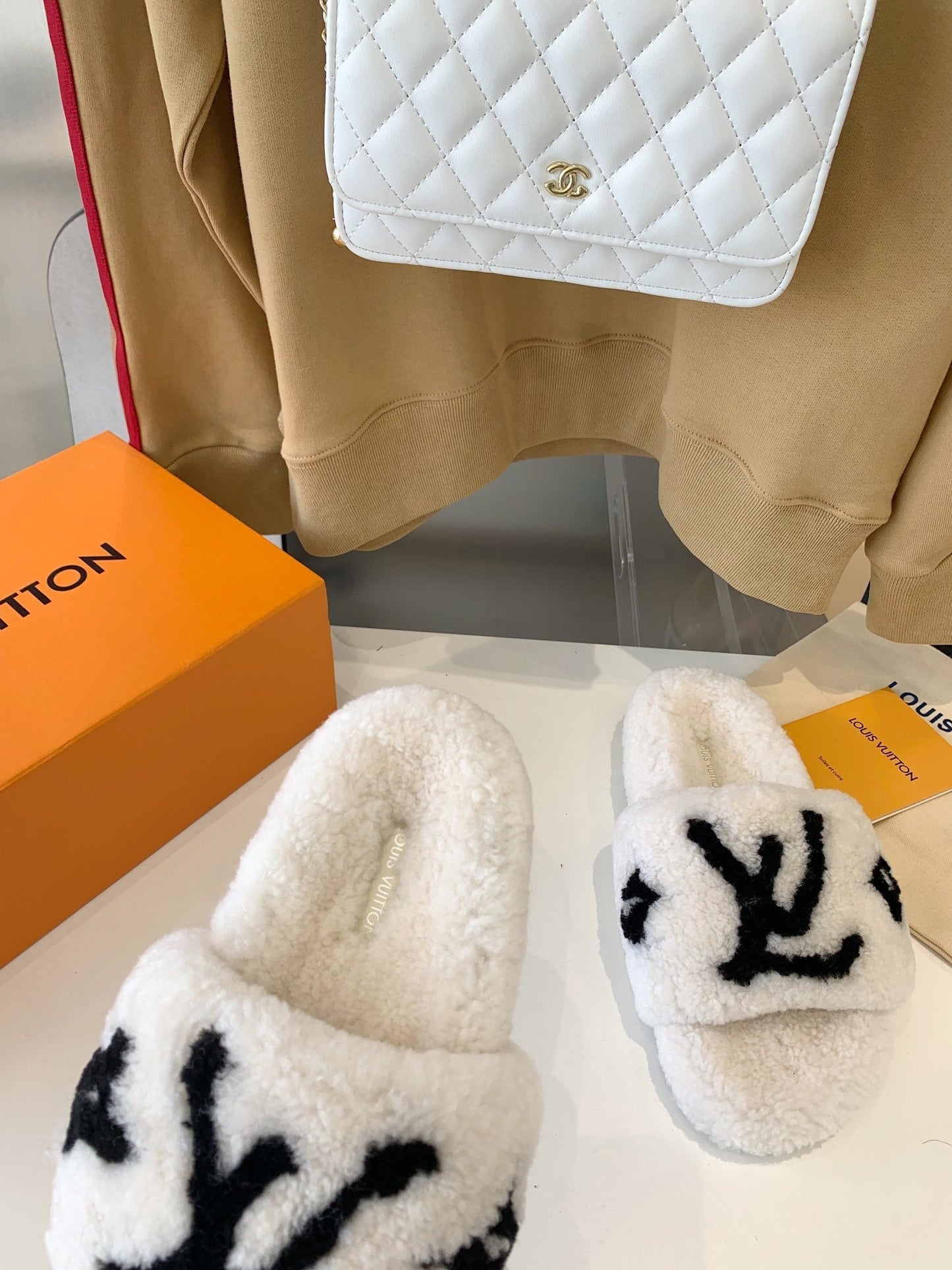 LV WOMEN'S PASEO FLAT SLIPPER IN WHITE FLEECE WITH BLACK LOGO - 35