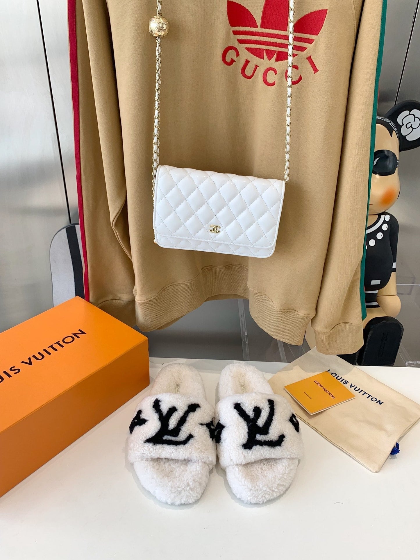 LV WOMEN'S PASEO FLAT SLIPPER IN WHITE FLEECE WITH BLACK LOGO - 35