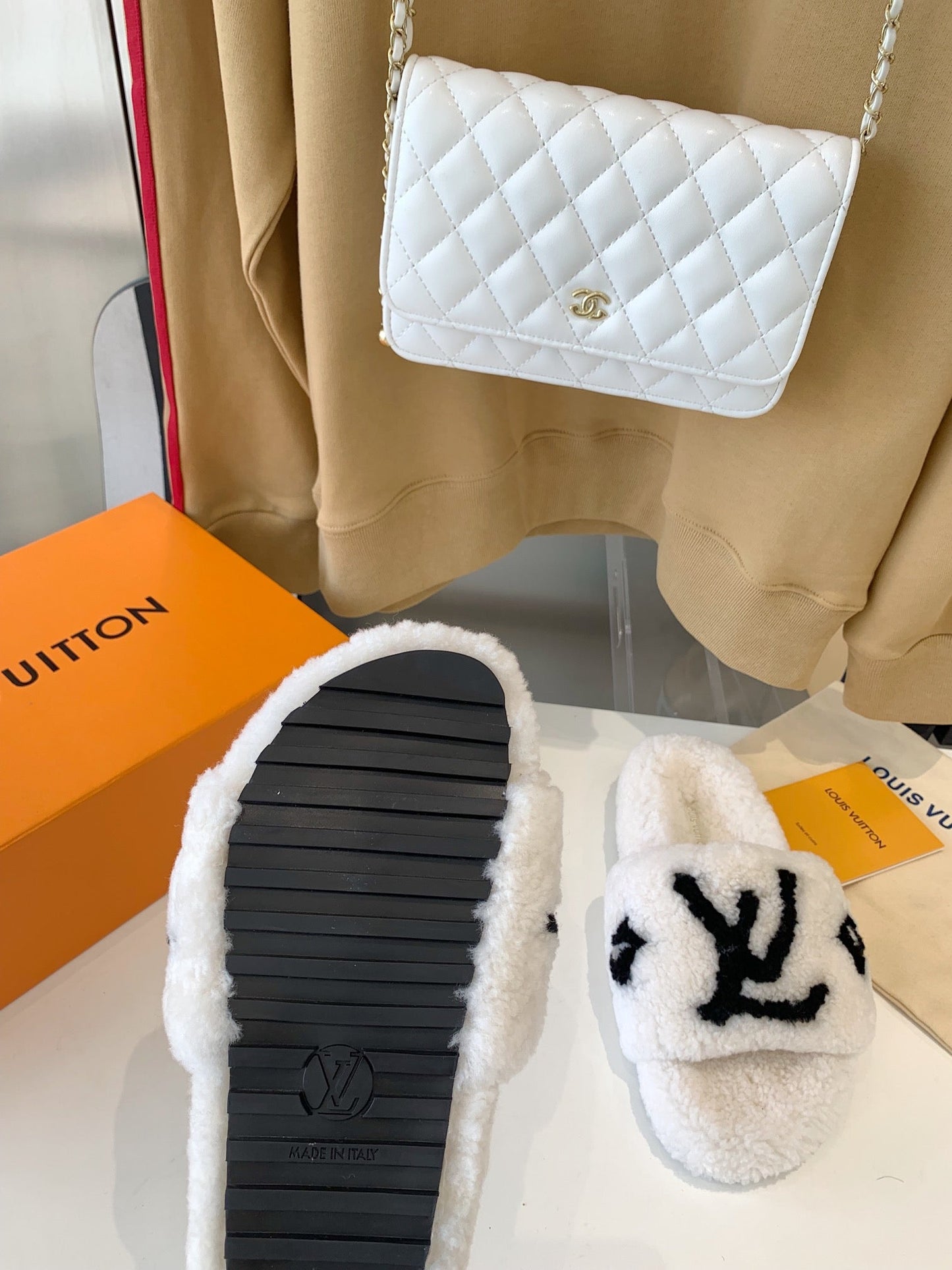 LV WOMEN'S PASEO FLAT SLIPPER IN WHITE FLEECE WITH BLACK LOGO - 35