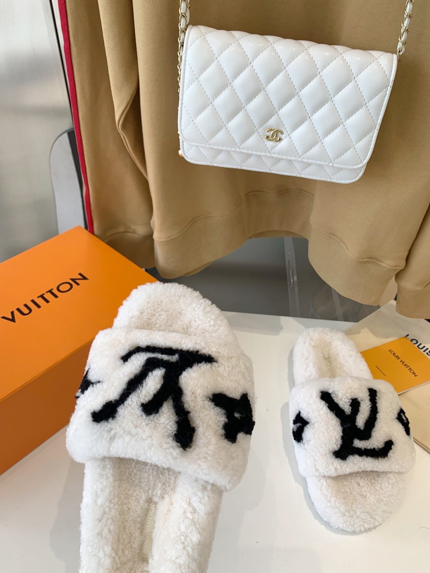 LV WOMEN'S PASEO FLAT SLIPPER IN WHITE FLEECE WITH BLACK LOGO - 35