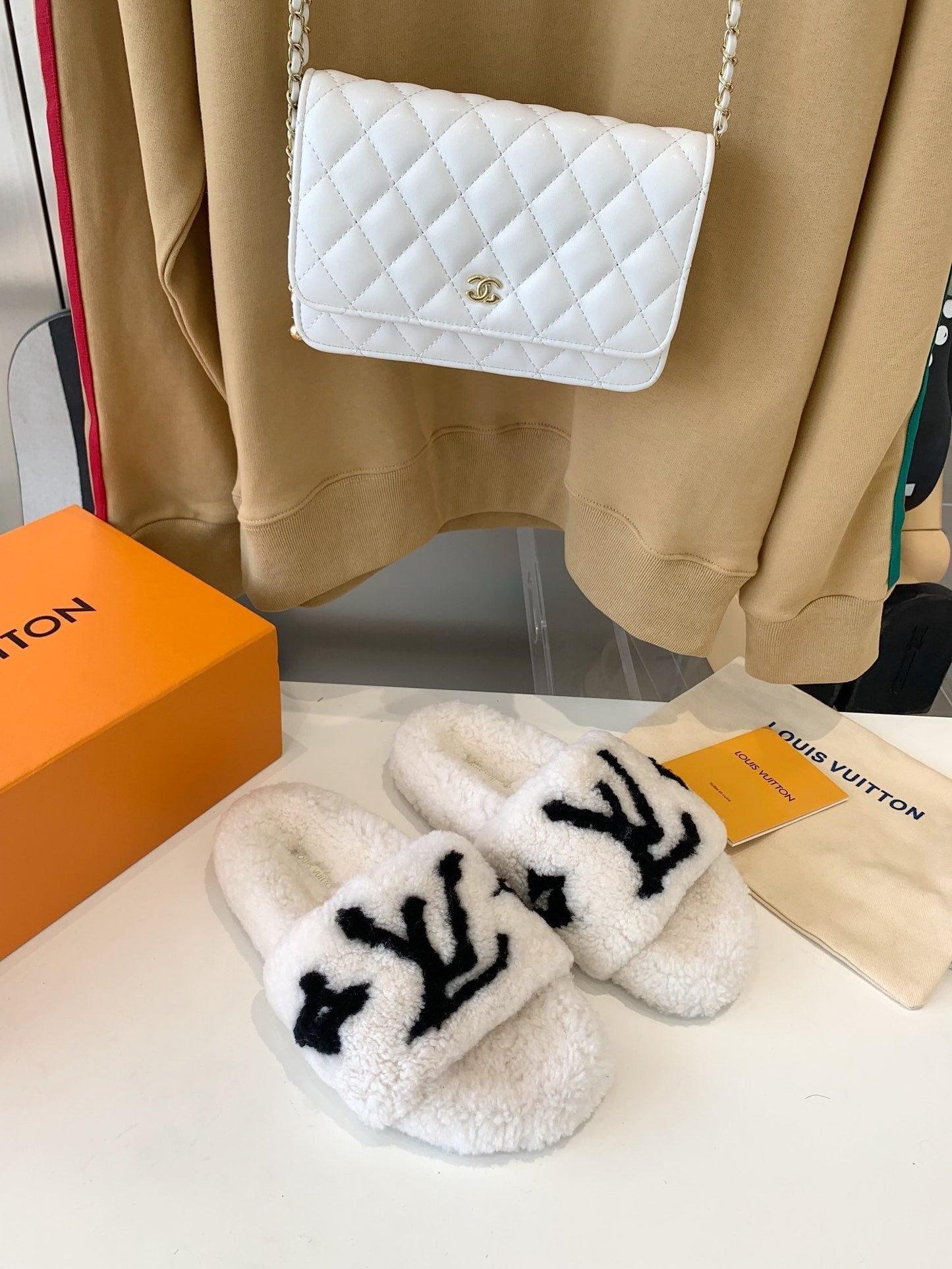 LV WOMEN'S PASEO FLAT SLIPPER IN WHITE FLEECE WITH BLACK LOGO - 35