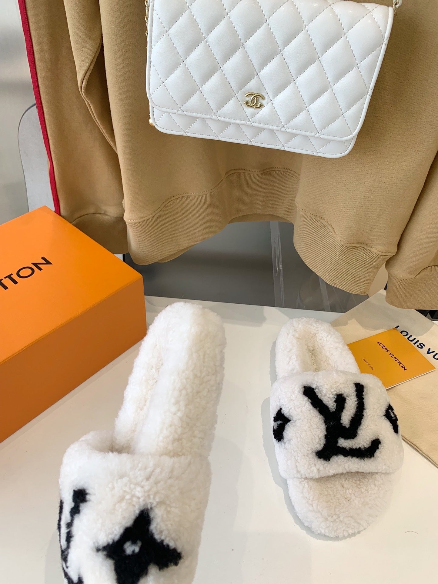 LV WOMEN'S PASEO FLAT SLIPPER IN WHITE FLEECE WITH BLACK LOGO - 35