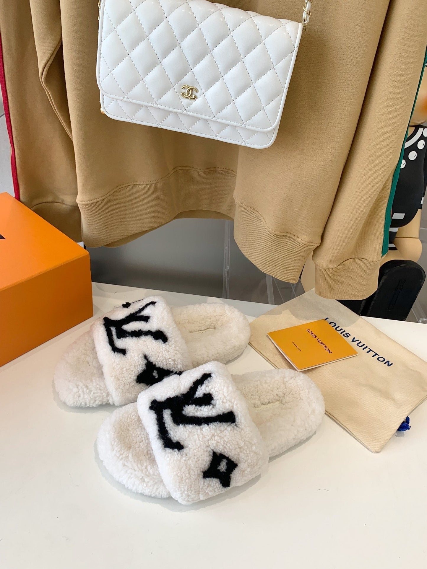 LV WOMEN'S PASEO FLAT SLIPPER IN WHITE FLEECE WITH BLACK LOGO - 35