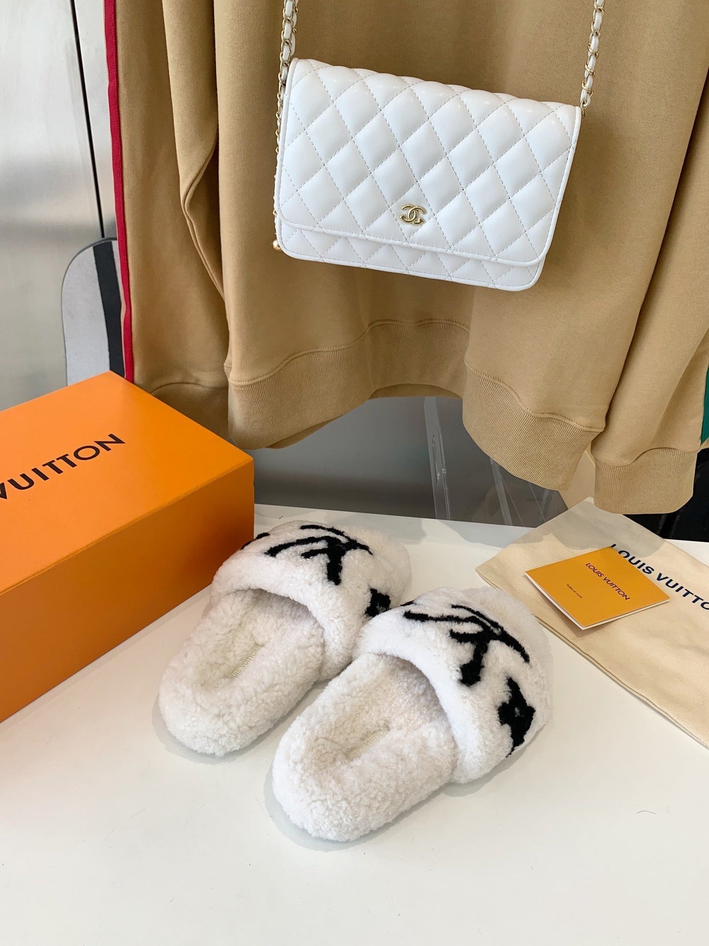 LV WOMEN'S PASEO FLAT SLIPPER IN WHITE FLEECE WITH BLACK LOGO - 35