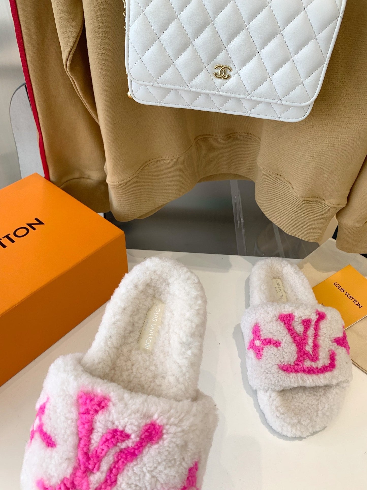 LV WOMEN'S PASEO FLAT SLIPPER IN WHITE FLEECE WITH BRIGHT PINK LOGO - 35