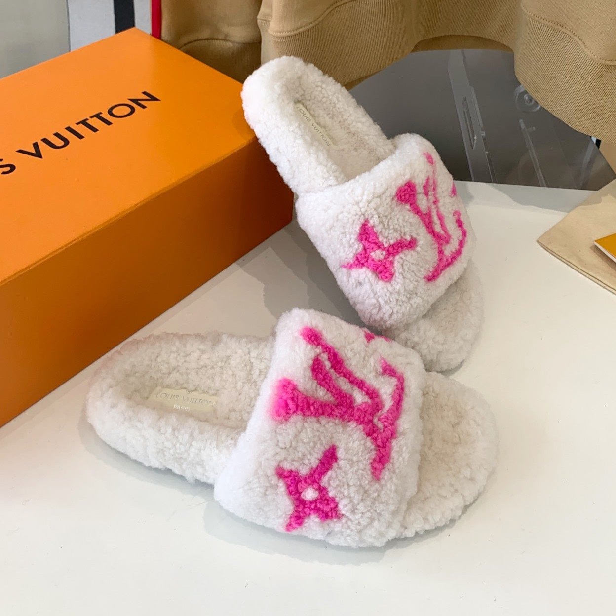 LV WOMEN'S PASEO FLAT SLIPPER IN WHITE FLEECE WITH BRIGHT PINK LOGO - 35