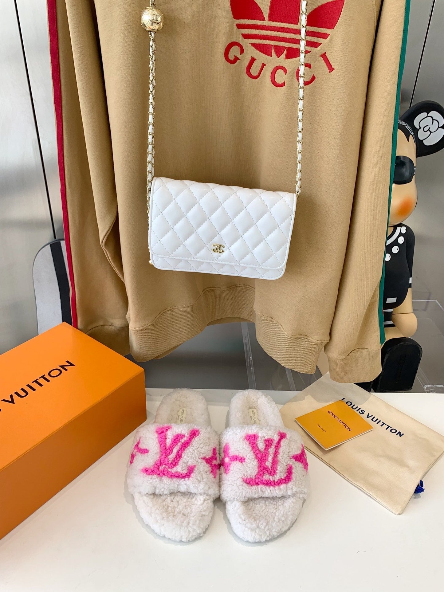 LV WOMEN'S PASEO FLAT SLIPPER IN WHITE FLEECE WITH BRIGHT PINK LOGO - 35