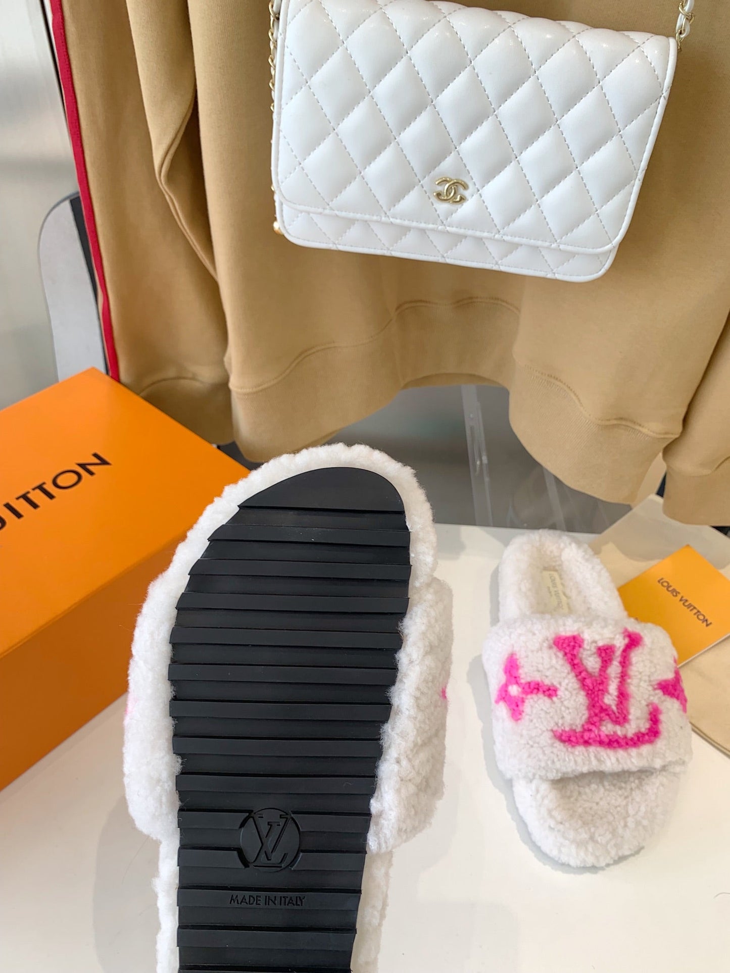 LV WOMEN'S PASEO FLAT SLIPPER IN WHITE FLEECE WITH BRIGHT PINK LOGO - 35