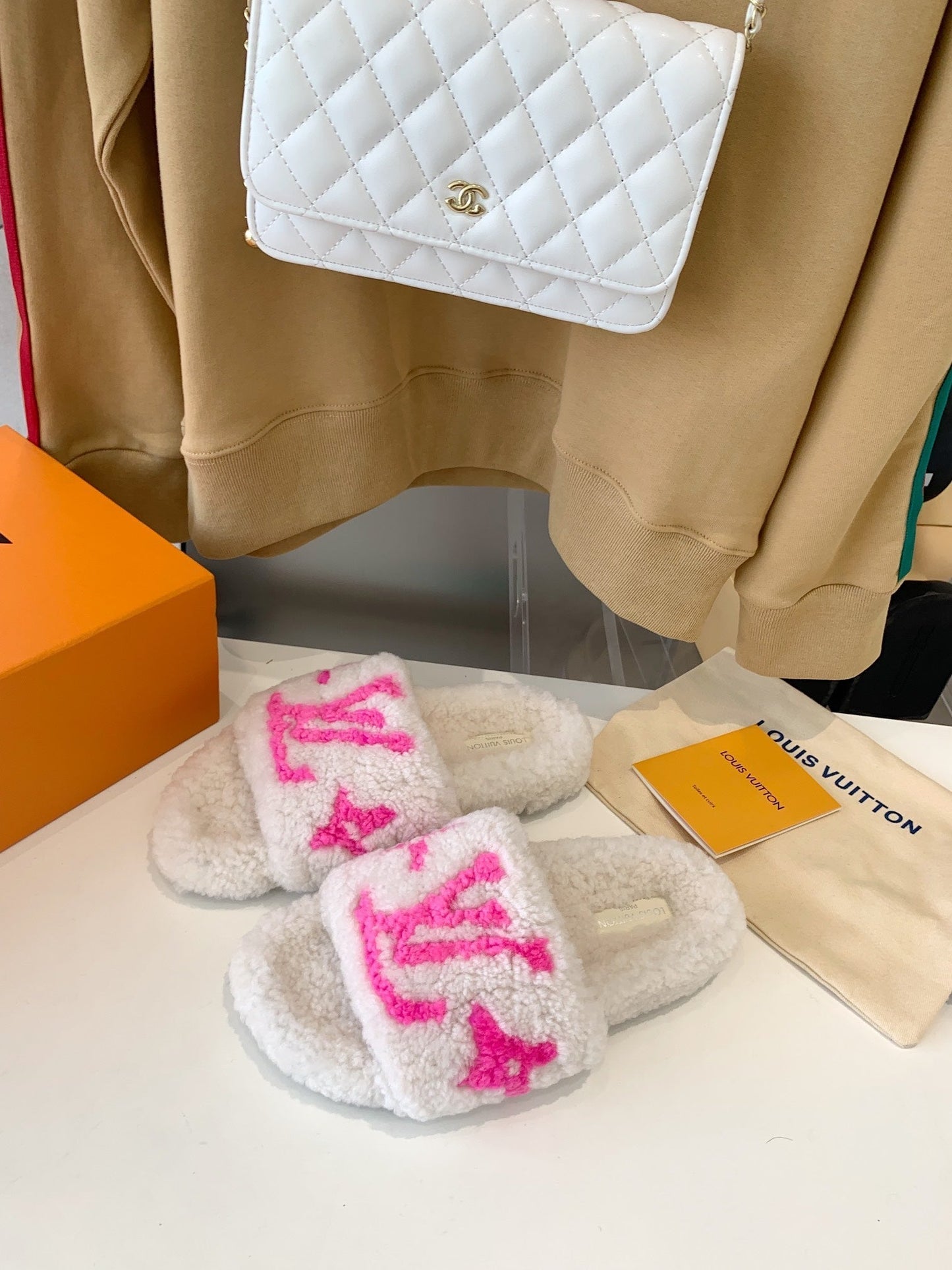 LV WOMEN'S PASEO FLAT SLIPPER IN WHITE FLEECE WITH BRIGHT PINK LOGO - 35