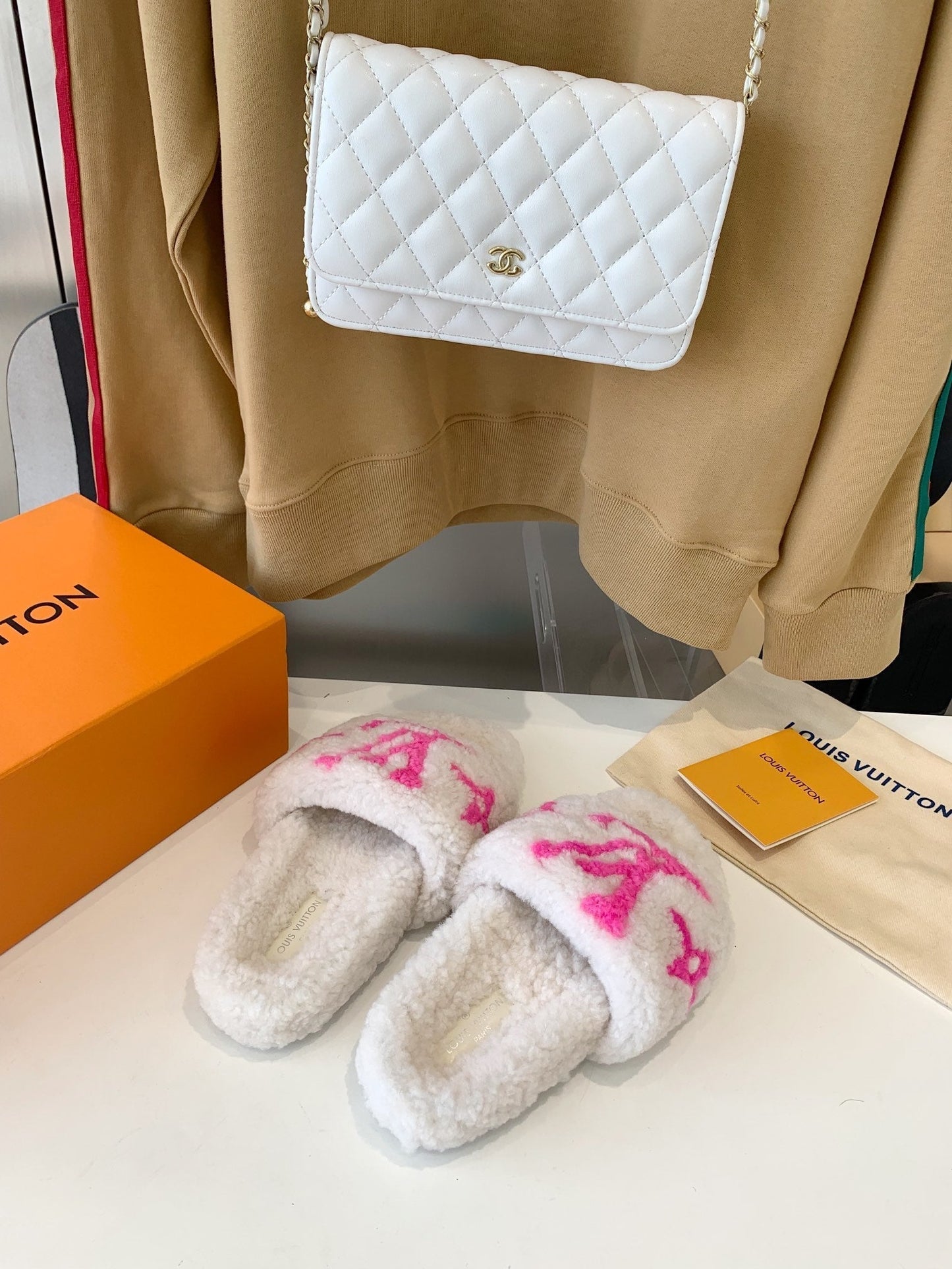 LV WOMEN'S PASEO FLAT SLIPPER IN WHITE FLEECE WITH BRIGHT PINK LOGO - 35