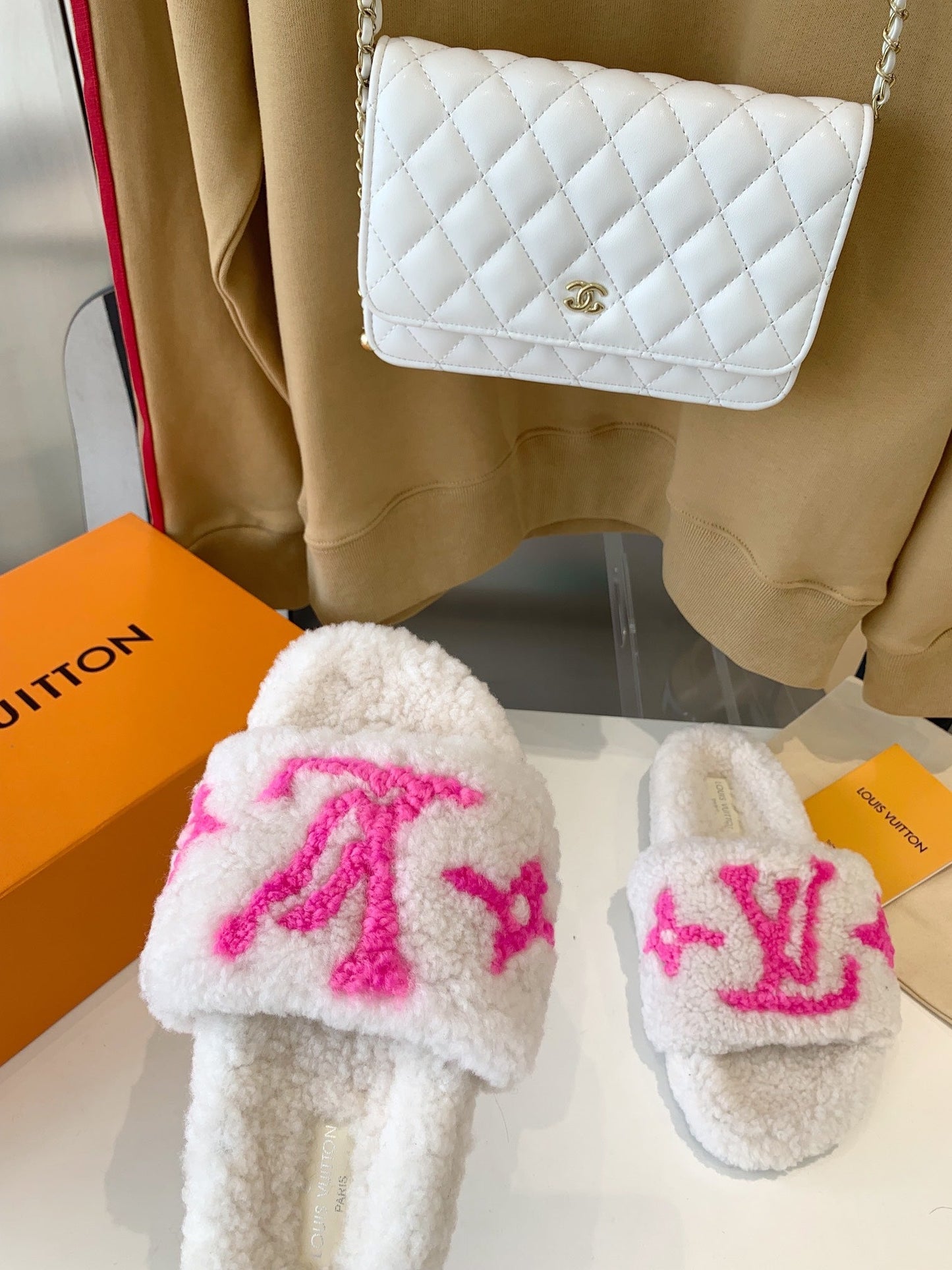 LV WOMEN'S PASEO FLAT SLIPPER IN WHITE FLEECE WITH BRIGHT PINK LOGO - 35
