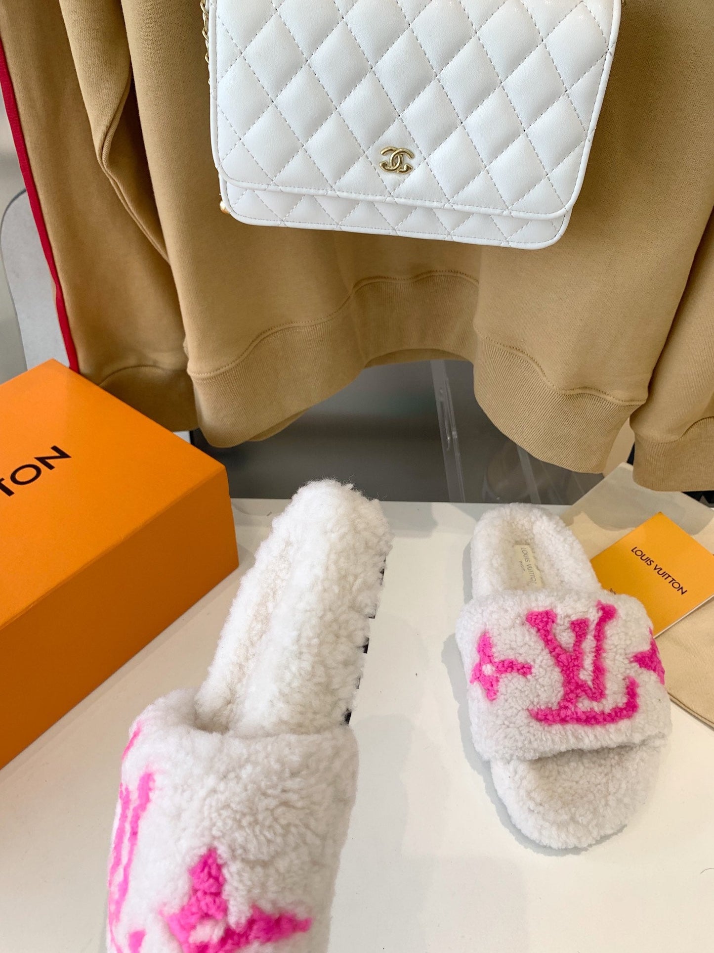 LV WOMEN'S PASEO FLAT SLIPPER IN WHITE FLEECE WITH BRIGHT PINK LOGO - 35