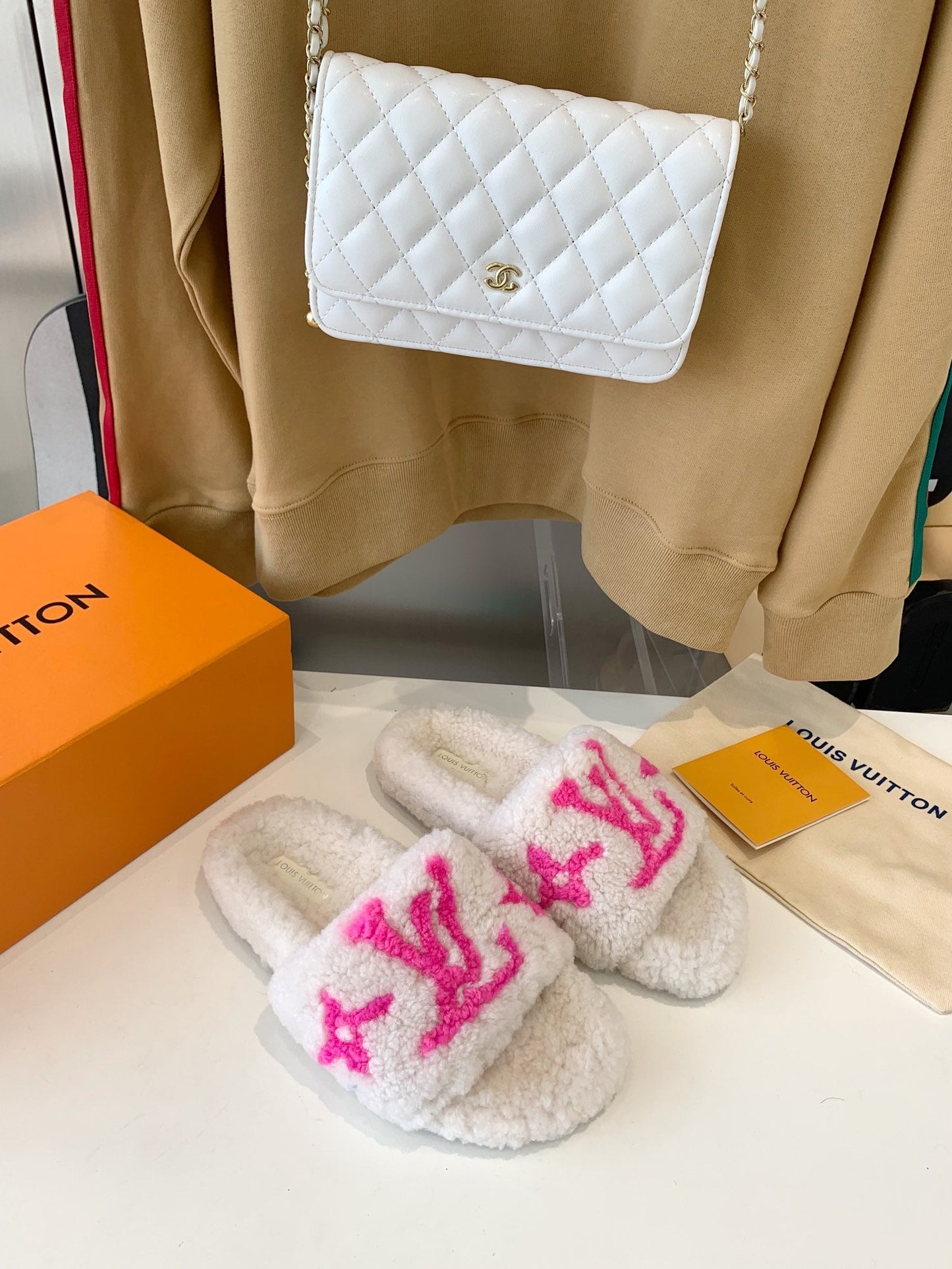 LV WOMEN'S PASEO FLAT SLIPPER IN WHITE FLEECE WITH BRIGHT PINK LOGO - 35