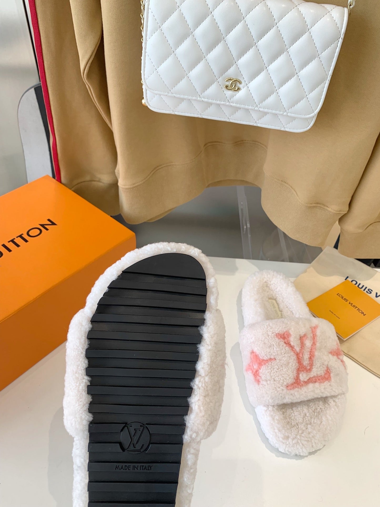 LV WOMEN'S PASEO FLAT SLIPPER IN WHITE FLEECE WITH LIGHT PINK LOGO - 35