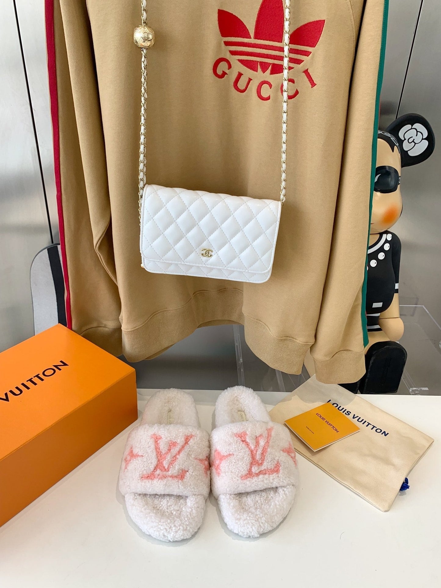 LV WOMEN'S PASEO FLAT SLIPPER IN WHITE FLEECE WITH LIGHT PINK LOGO - 35