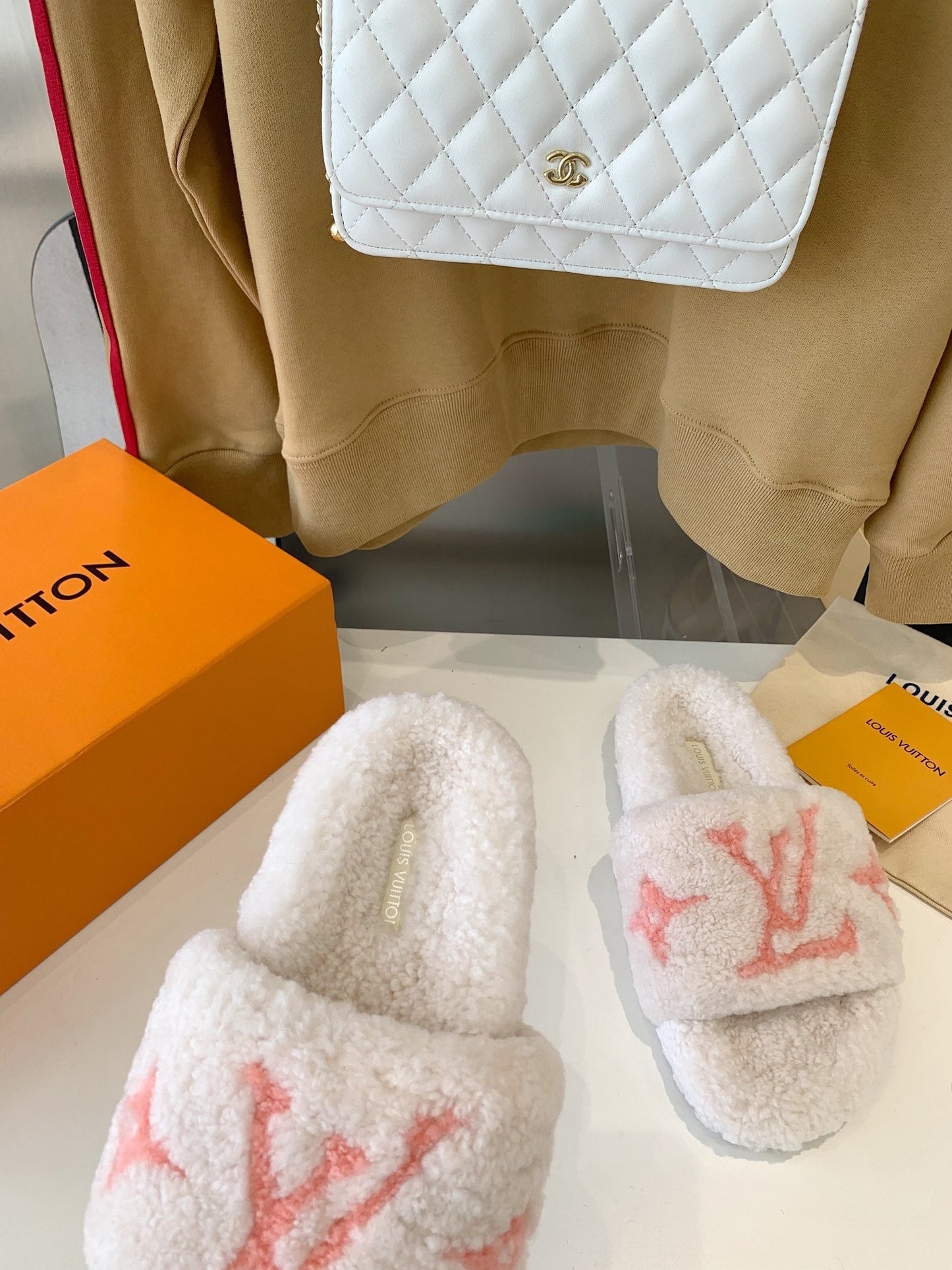 LV WOMEN'S PASEO FLAT SLIPPER IN WHITE FLEECE WITH LIGHT PINK LOGO - 35