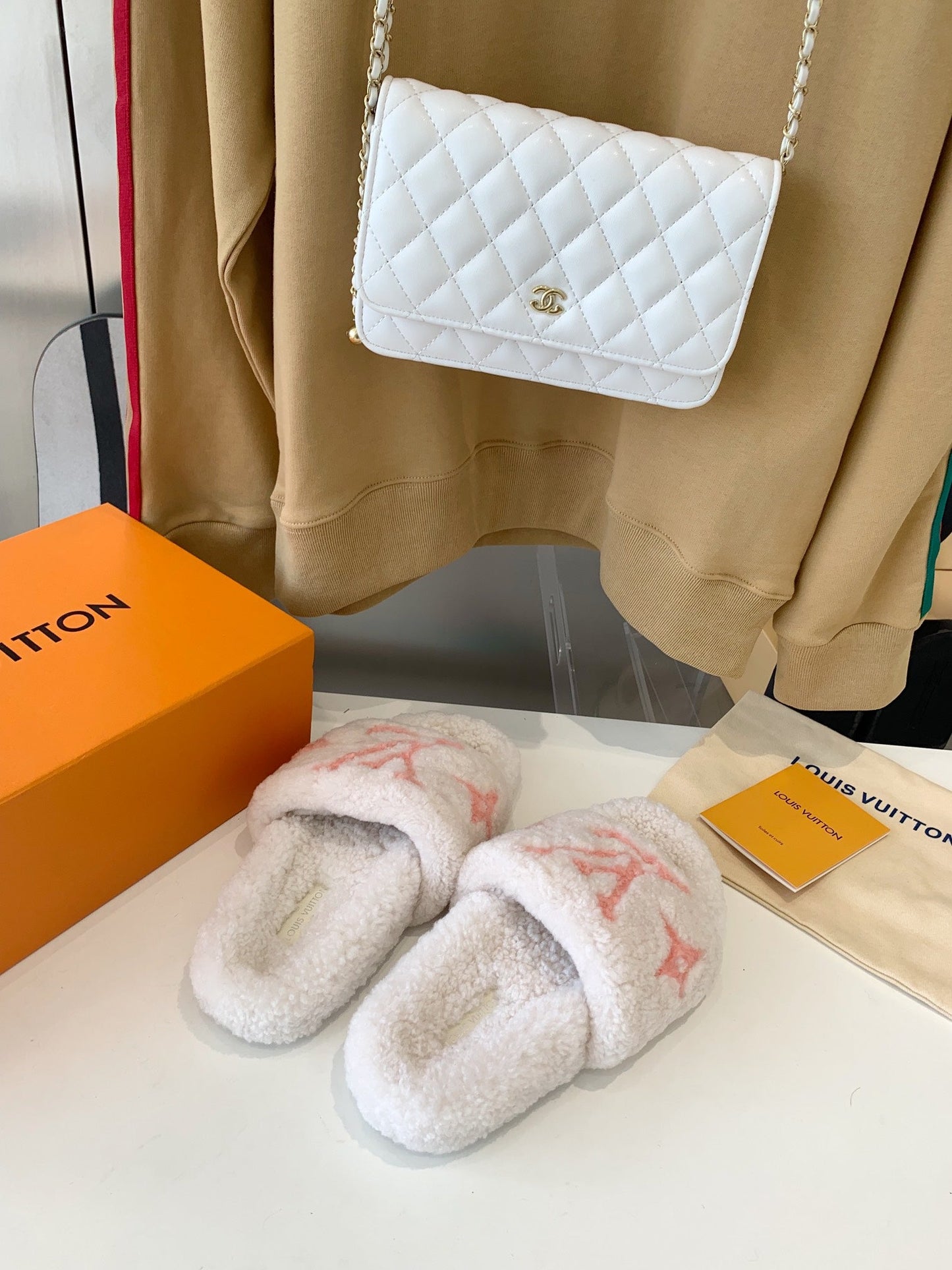 LV WOMEN'S PASEO FLAT SLIPPER IN WHITE FLEECE WITH LIGHT PINK LOGO - 35