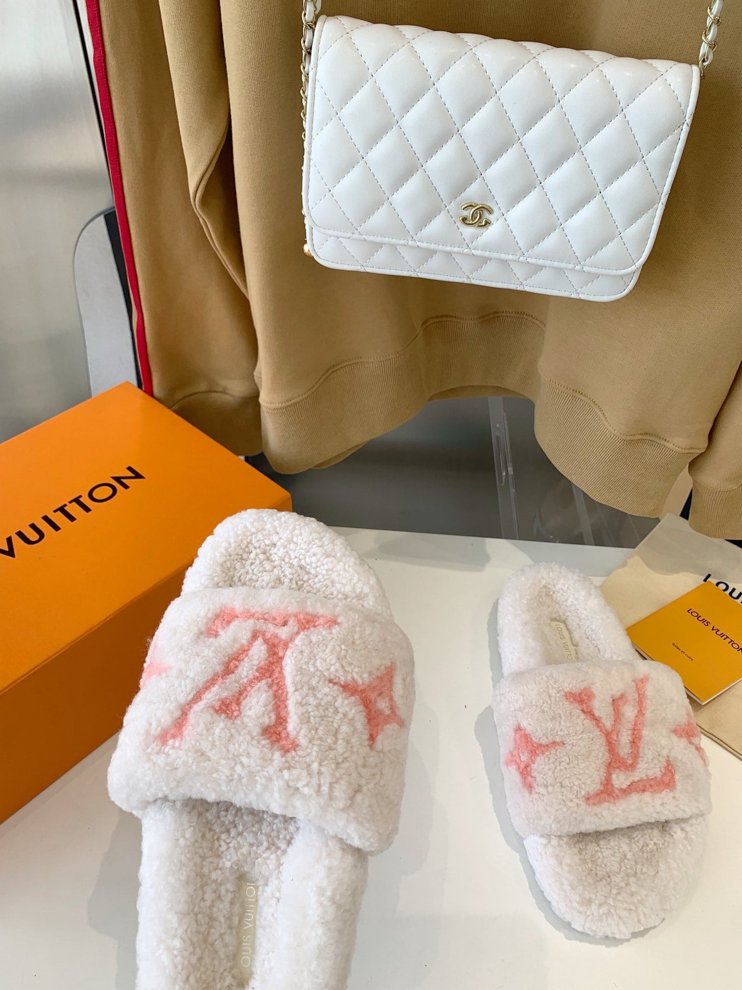 LV WOMEN'S PASEO FLAT SLIPPER IN WHITE FLEECE WITH LIGHT PINK LOGO - 35