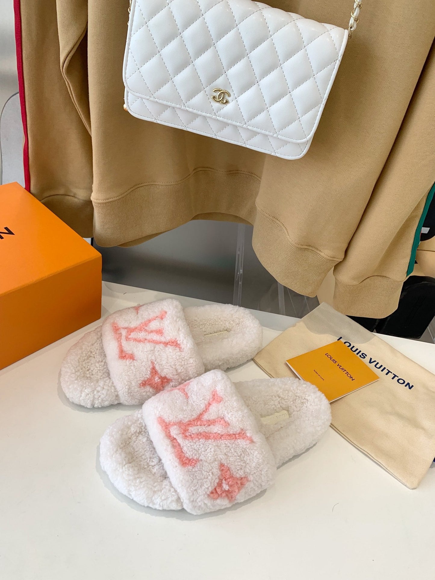 LV WOMEN'S PASEO FLAT SLIPPER IN WHITE FLEECE WITH LIGHT PINK LOGO - 35