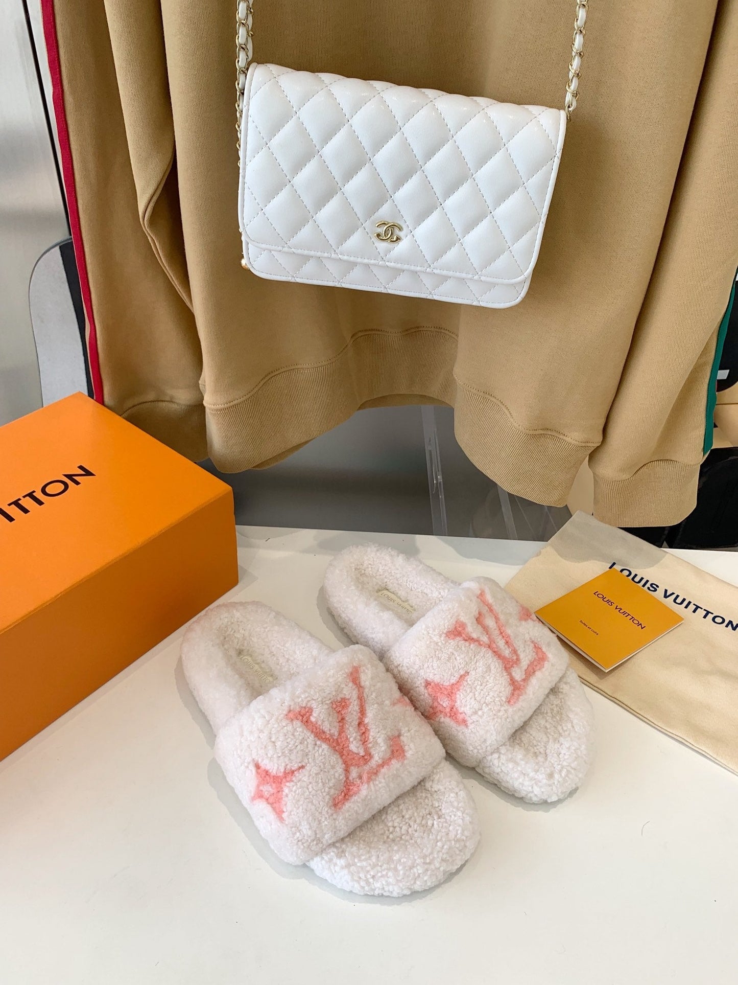 LV WOMEN'S PASEO FLAT SLIPPER IN WHITE FLEECE WITH LIGHT PINK LOGO - 35